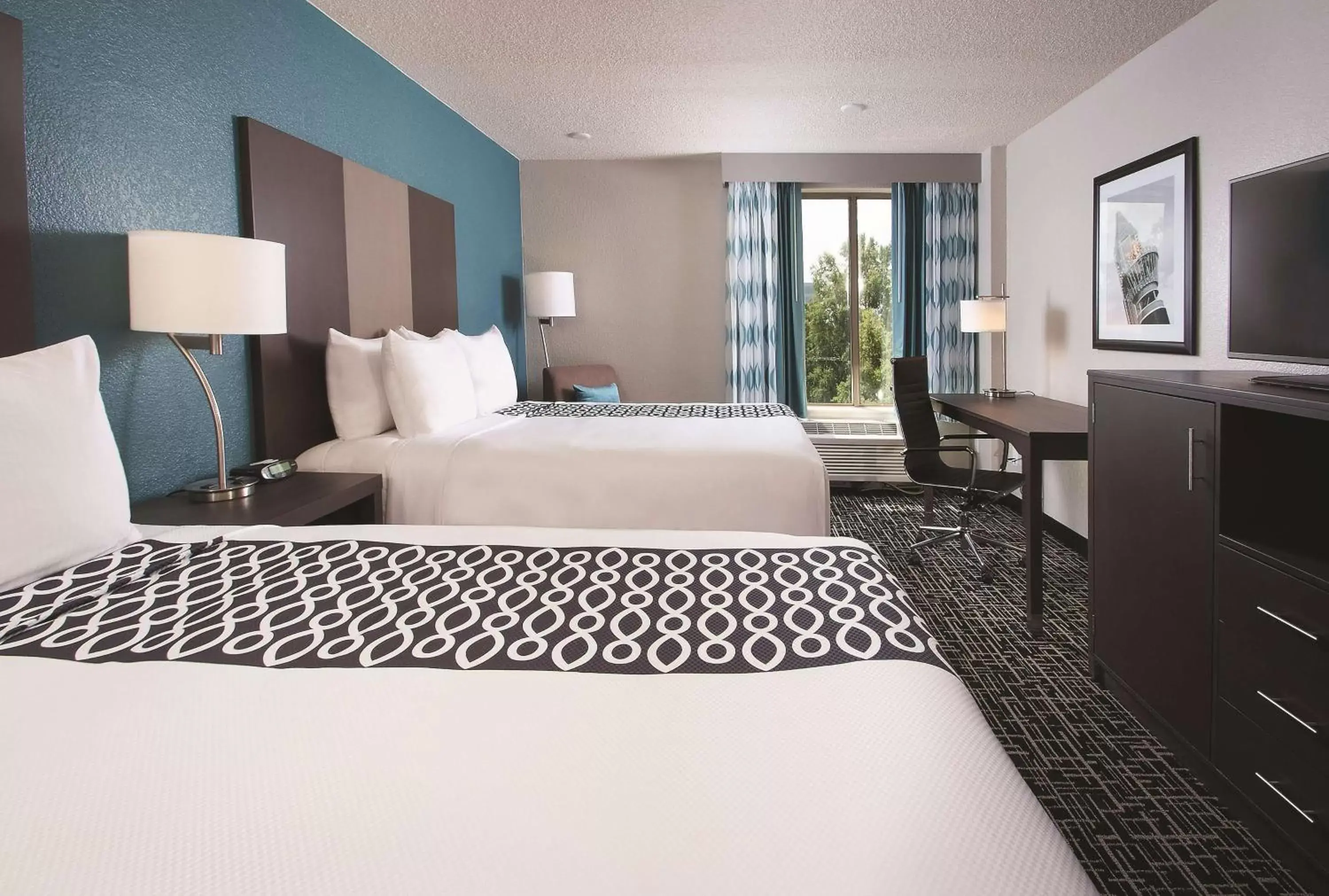 Photo of the whole room, Bed in La Quinta by Wyndham Atlanta Airport North