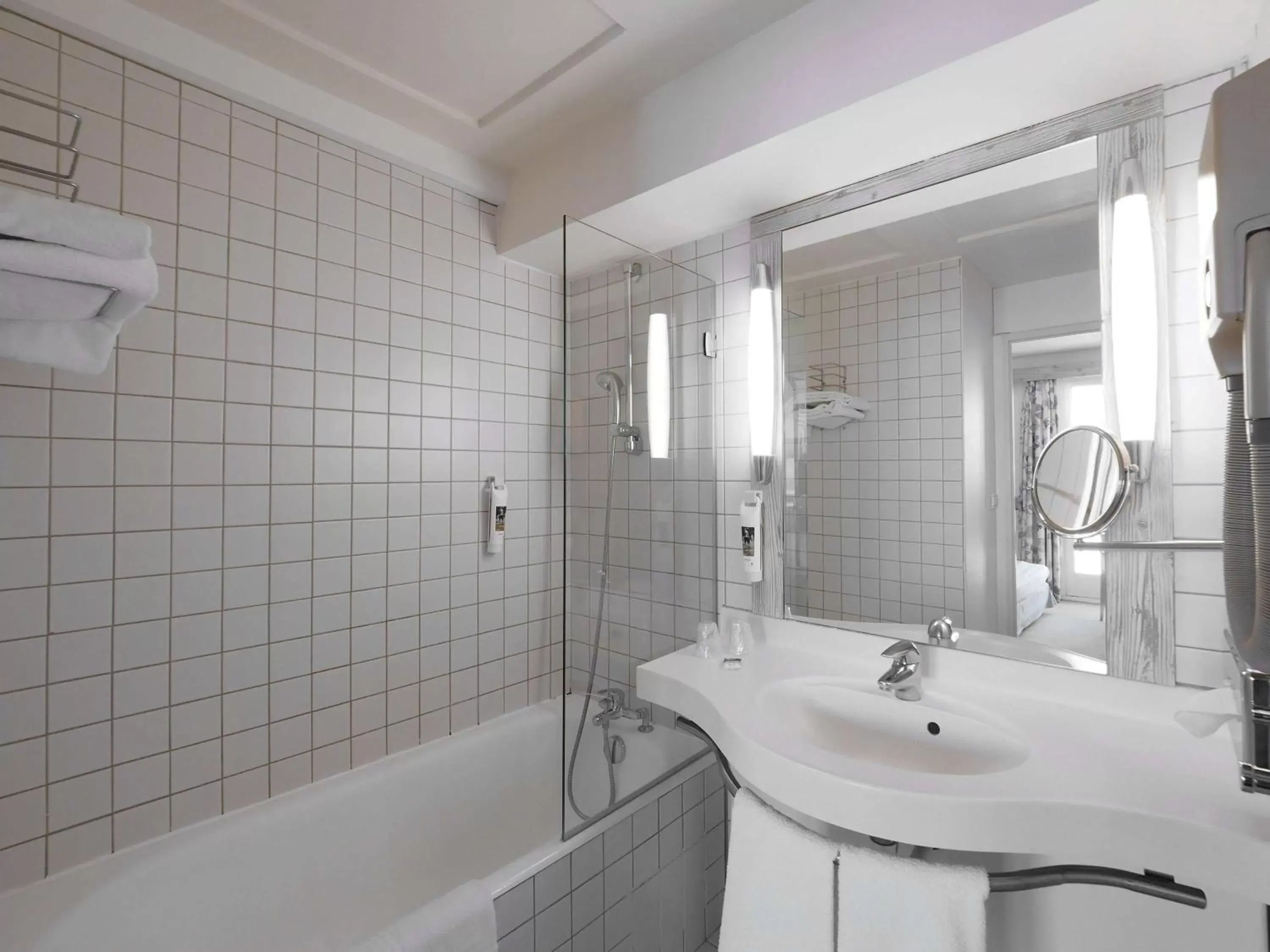 Photo of the whole room, Bathroom in Mercure Millau