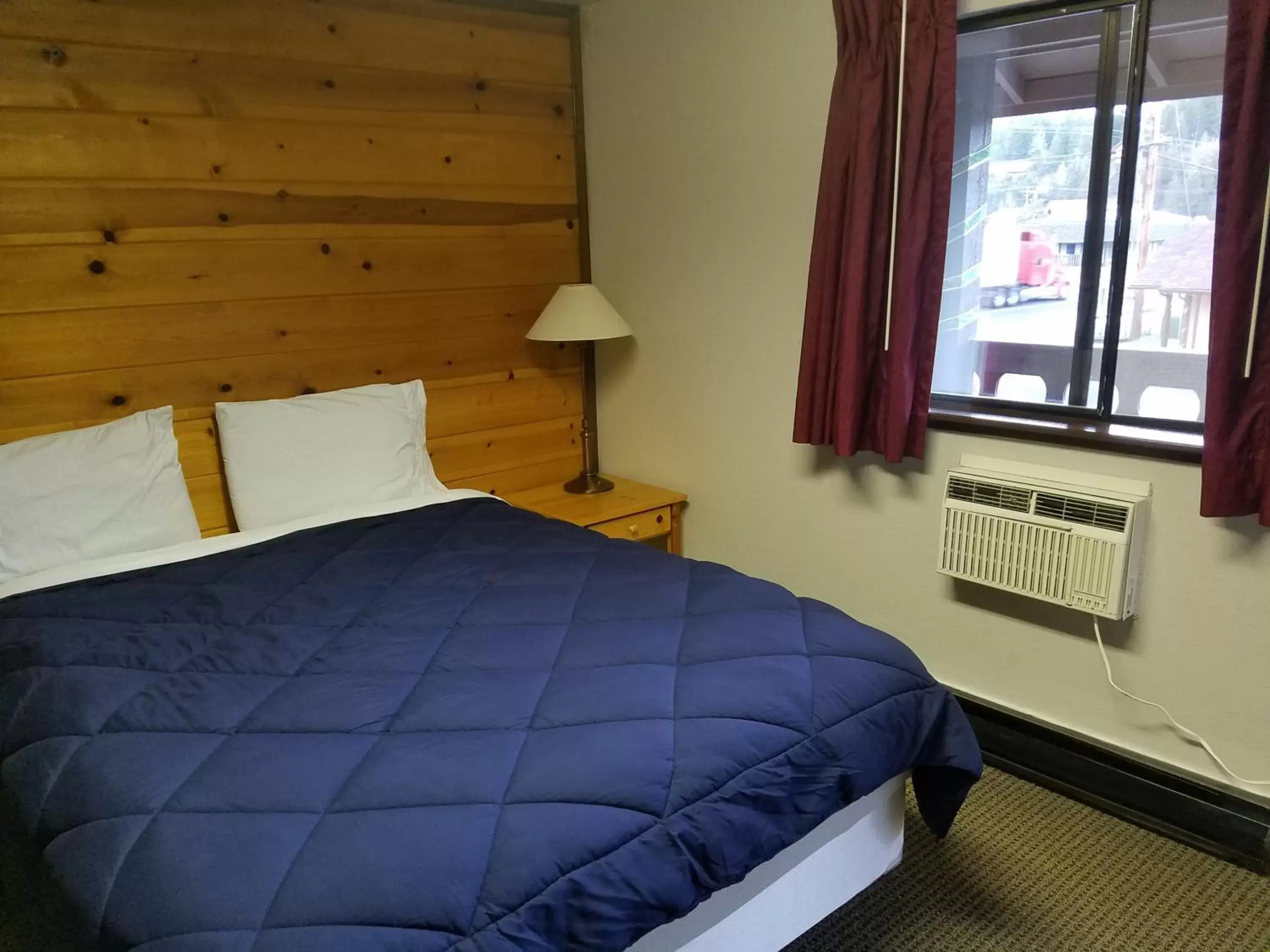 Bedroom, Bed in Packwood Inn