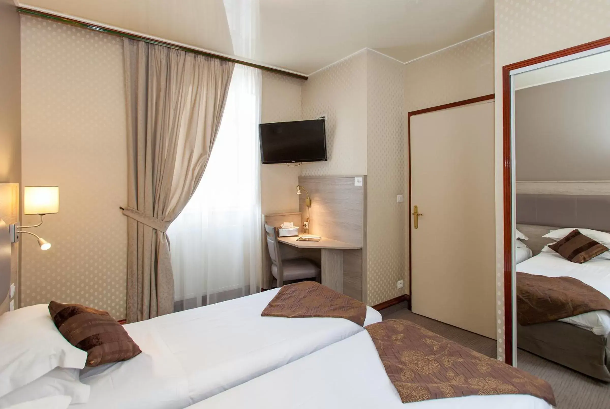 Bedroom, Room Photo in Cit'Hotel le Challonge