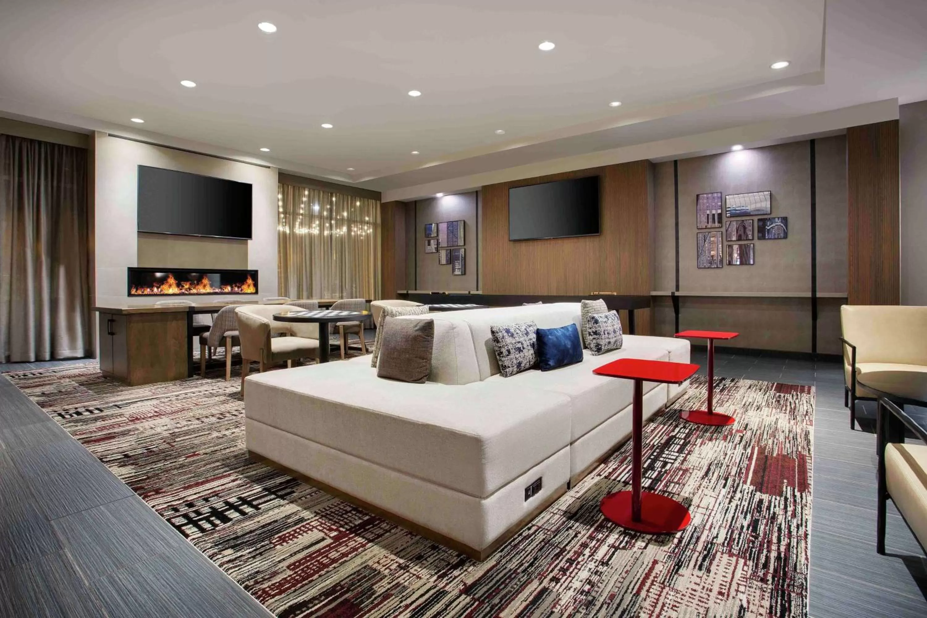 Lobby or reception, Bed in DoubleTree by Hilton Chicago Midway Airport, IL