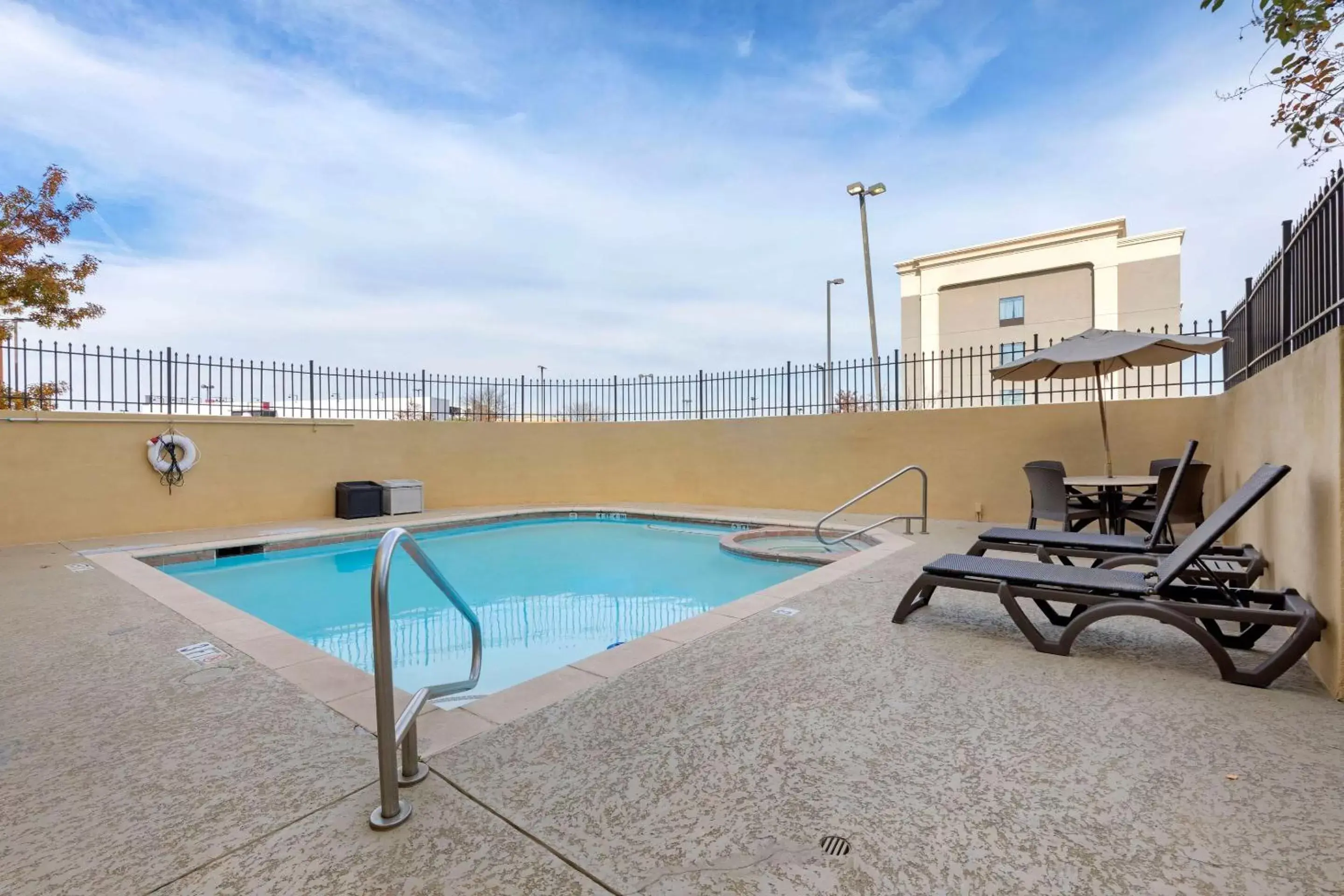 On site, Swimming Pool in Comfort Suites West Dallas-Cockrell Hill