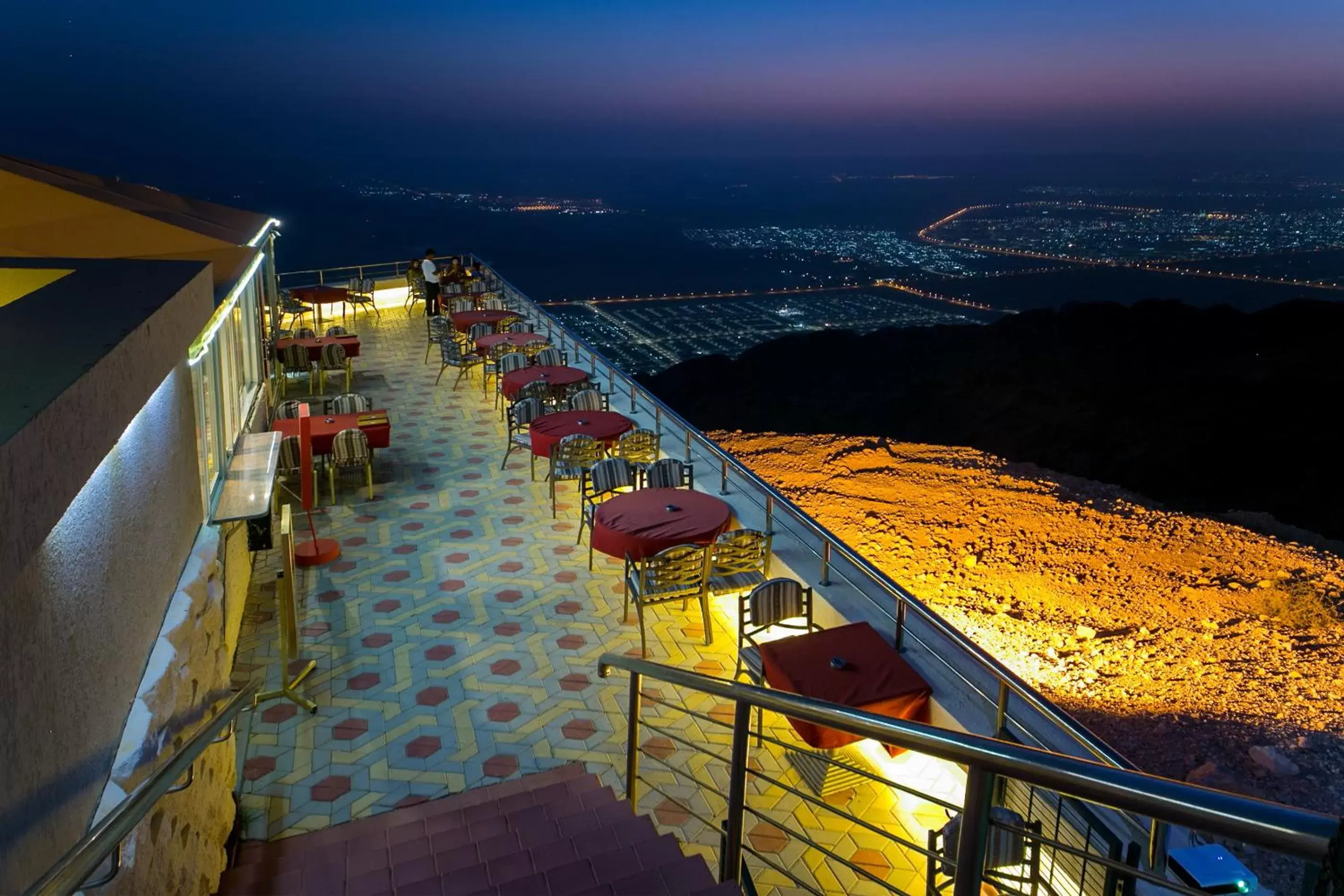 Restaurant/places to eat, Balcony/Terrace in Mercure Grand Jebel Hafeet Hotel