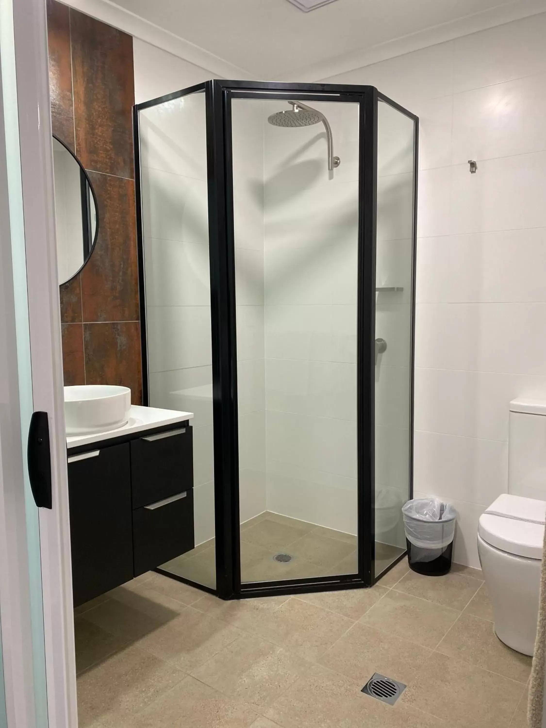 Bathroom in Cattlemans Country Motor Inn & Serviced Apartments