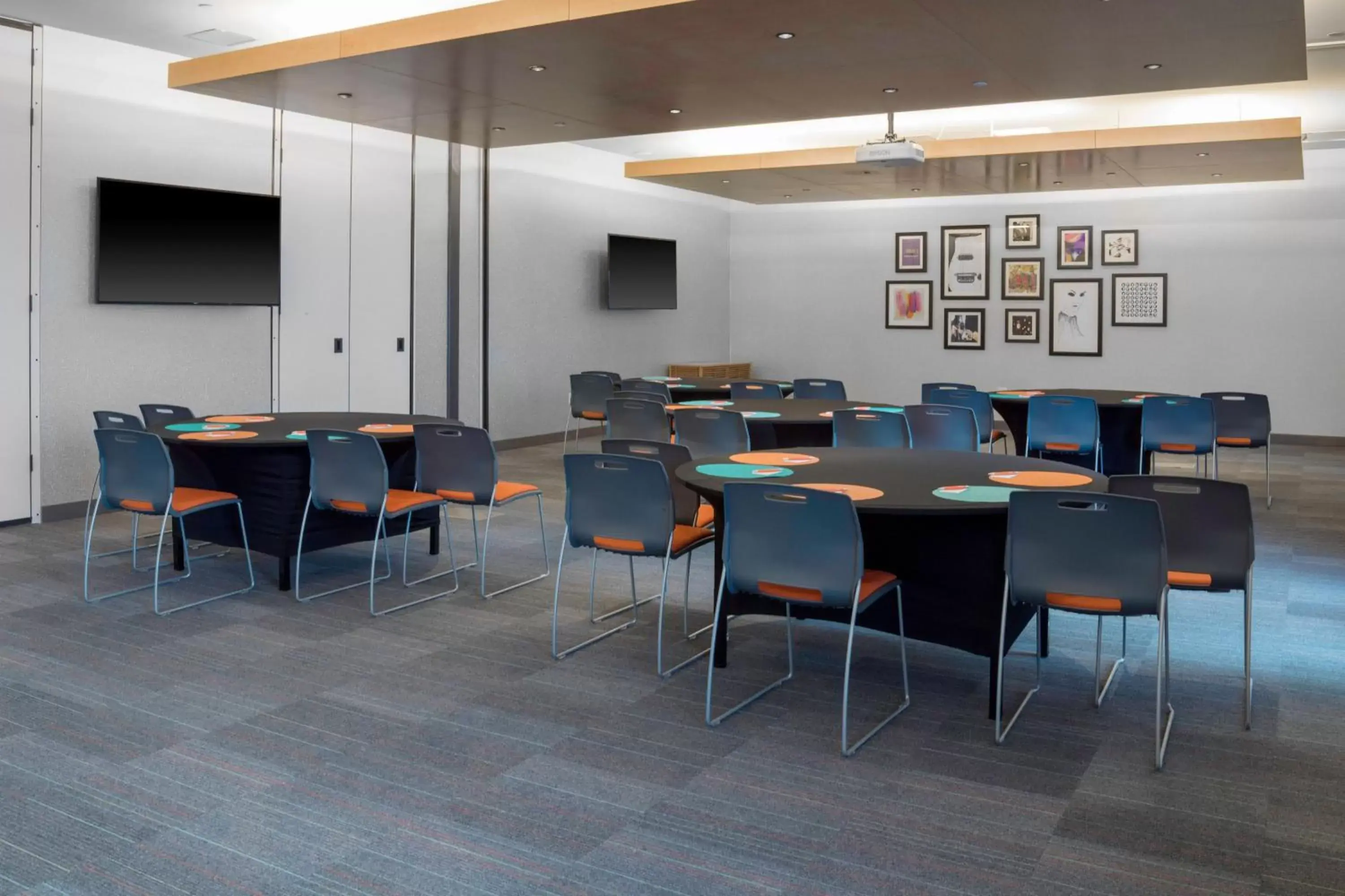 Meeting/conference room, Restaurant/Places to Eat in Aloft Gainesville University Area
