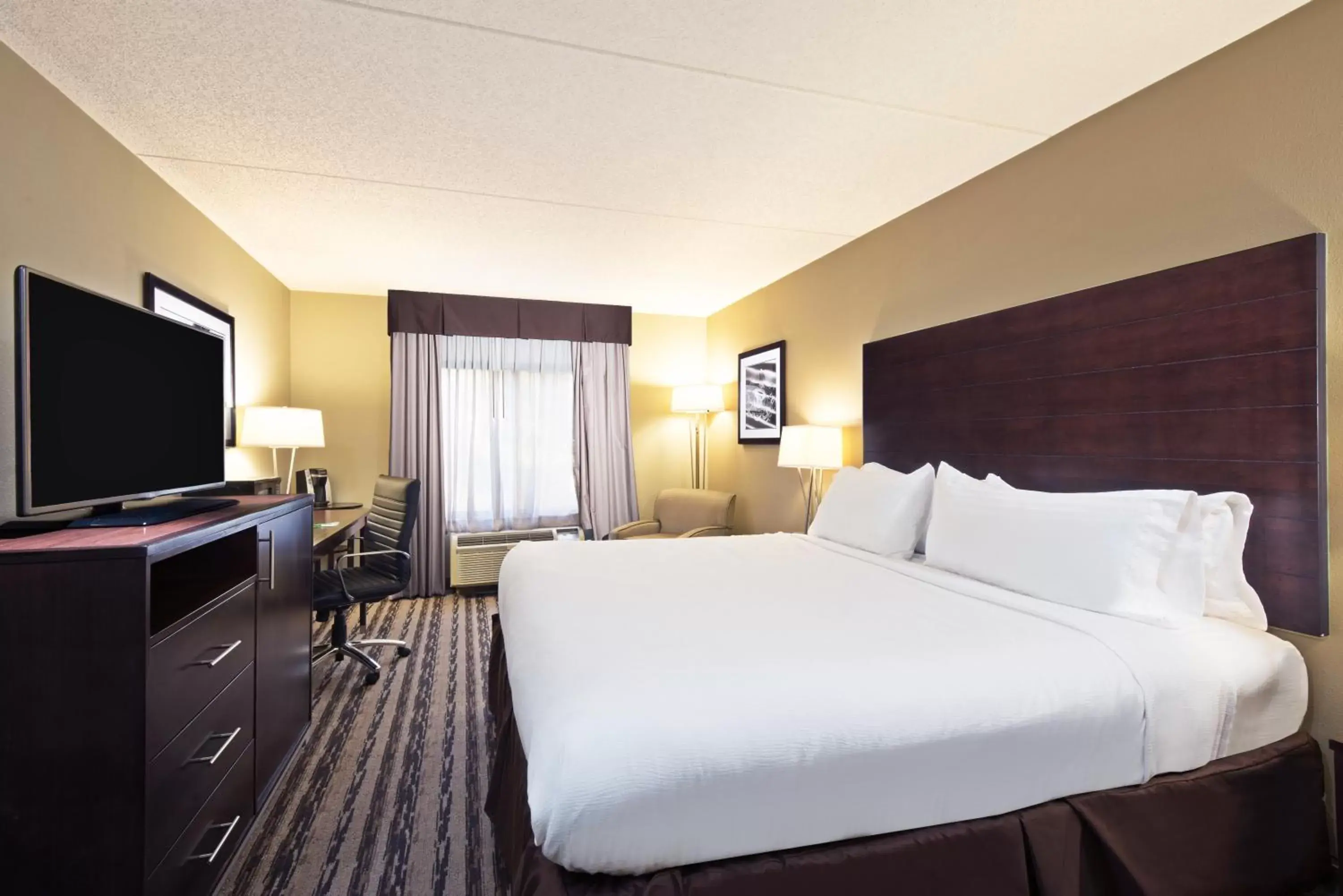 Bedroom, Bed in Holiday Inn Harrisburg East, an IHG Hotel