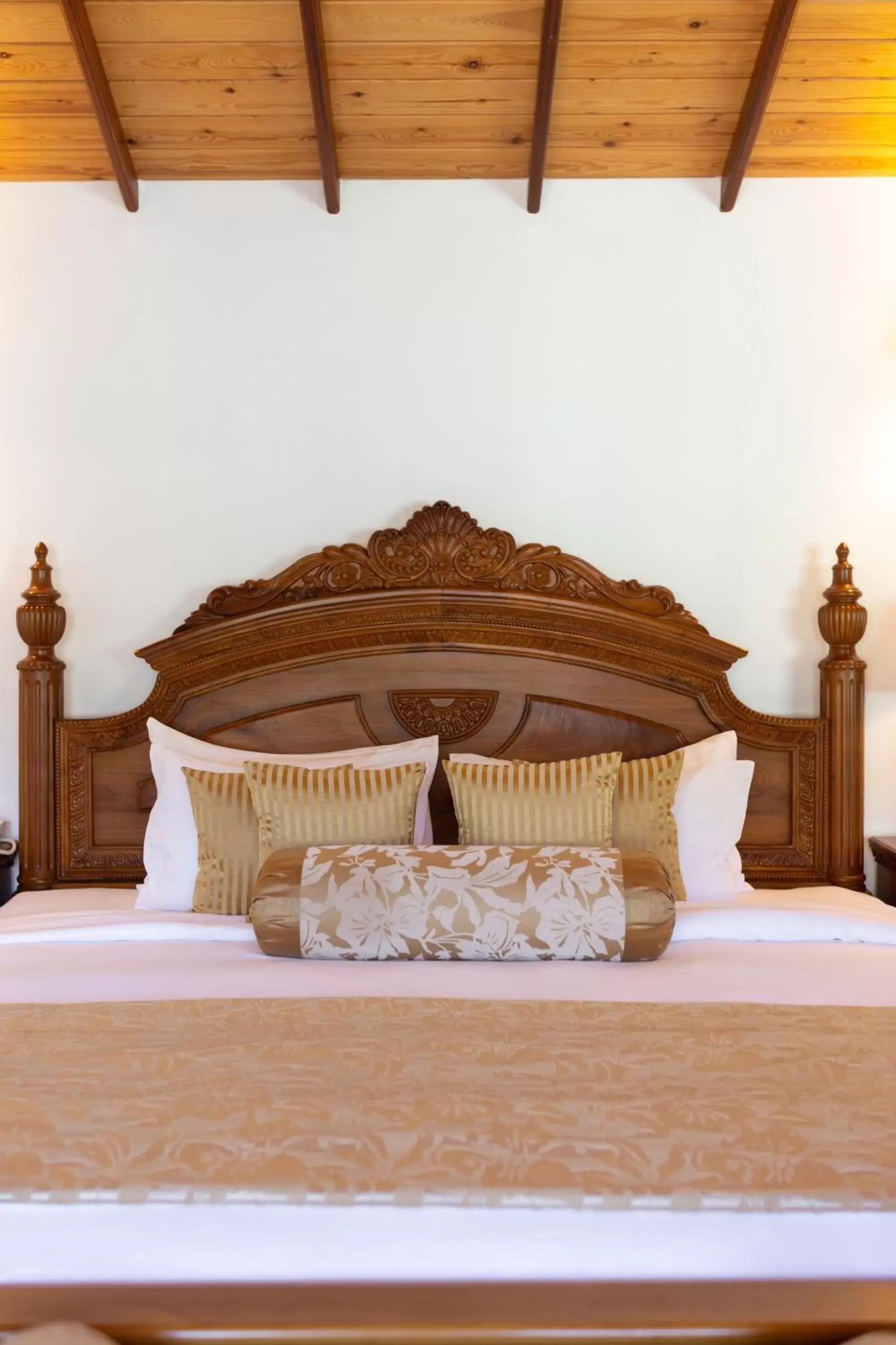 Bed in Araliya Green Hills Hotel