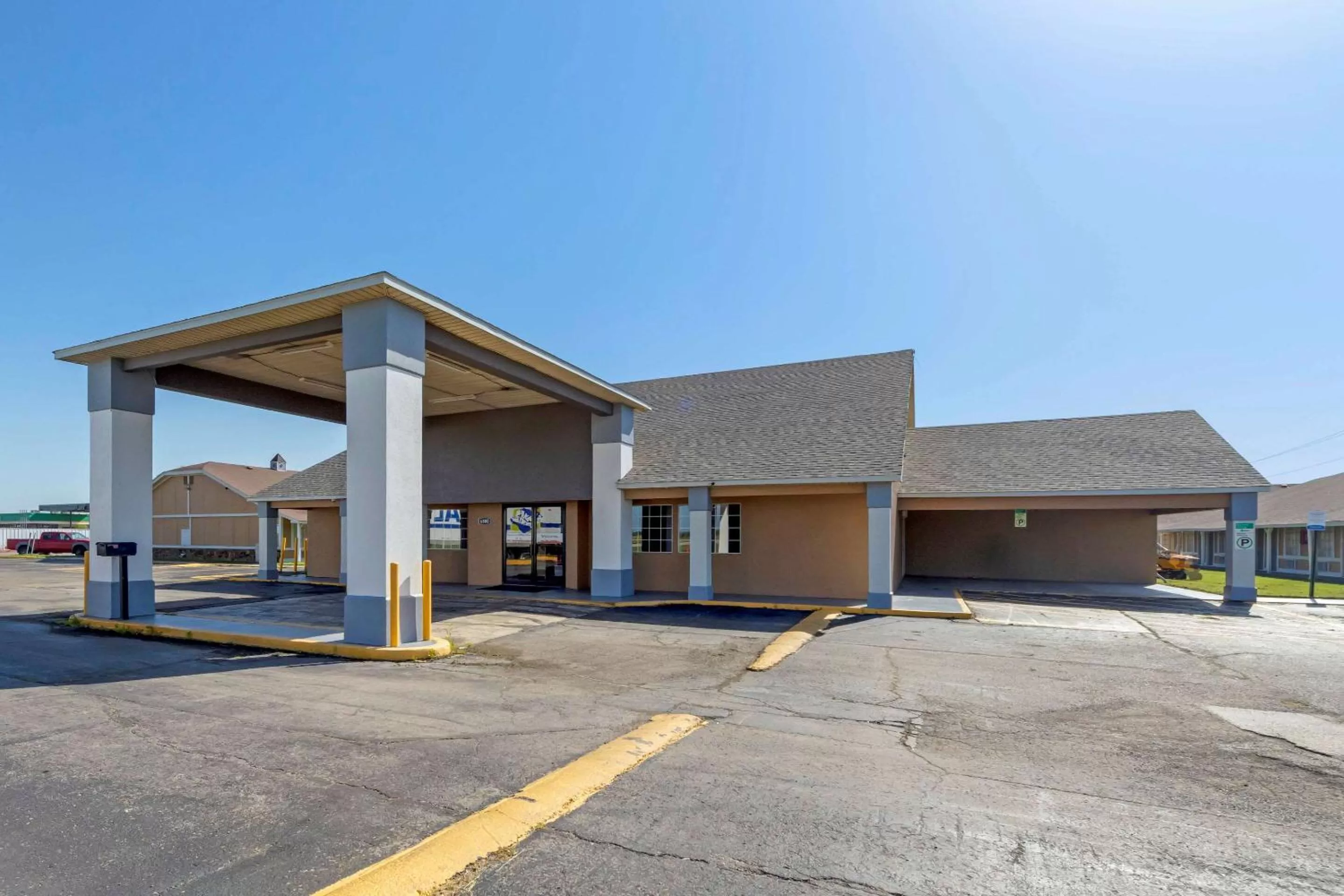 Property building in Econo Lodge