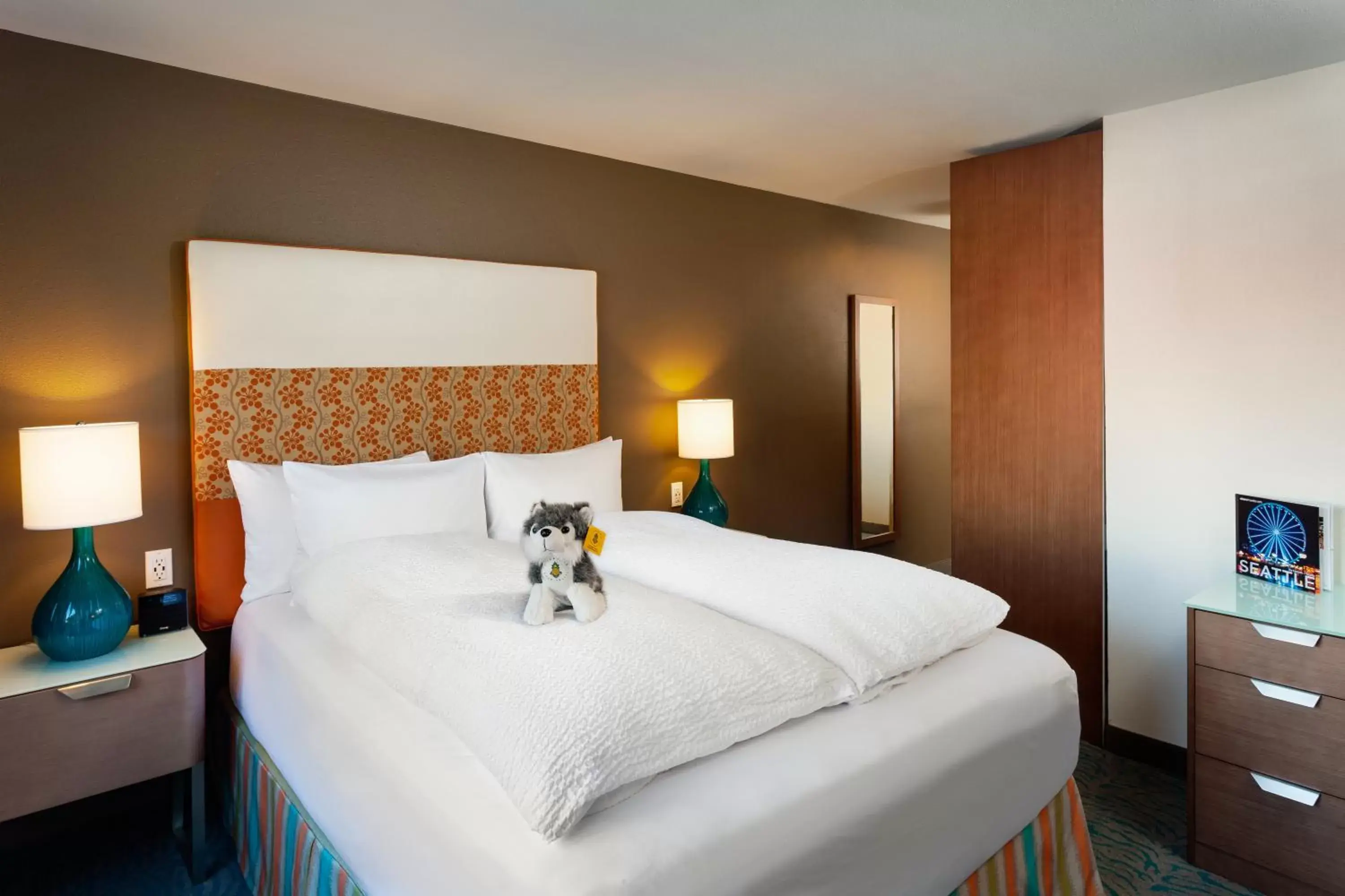 Traditional Queen Room in Staypineapple, University Inn, University District Seattle Traditional Queen Room in Staypineapple, University Inn, University District Seattle