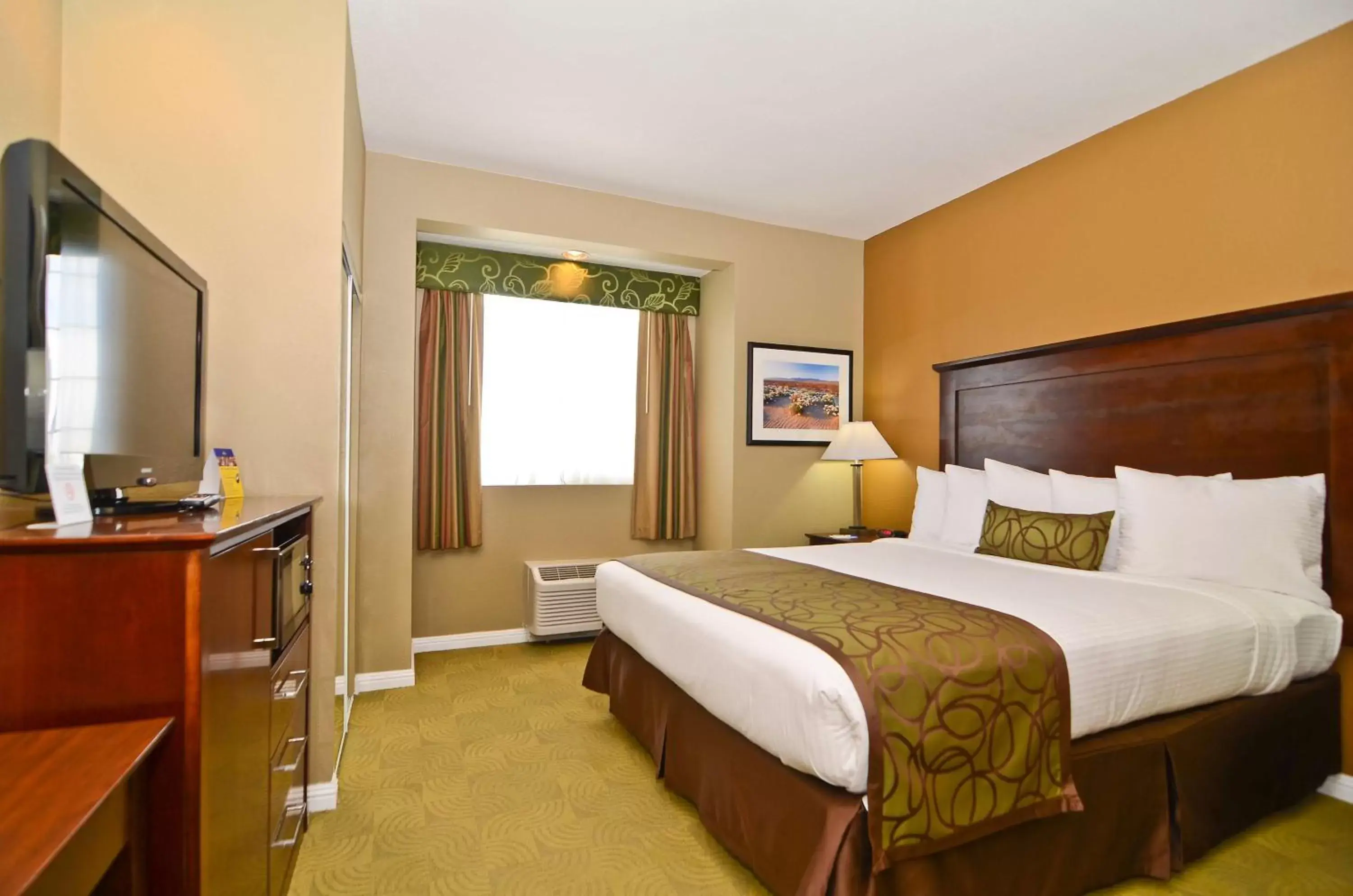 Photo of the whole room, Bed in Best Western California City Inn & Suites