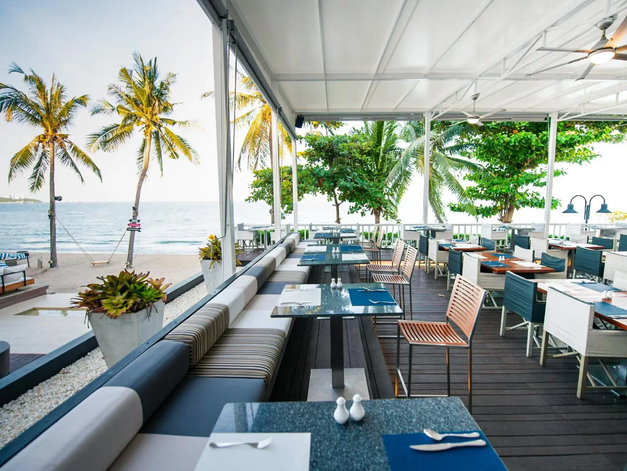 Patio, Restaurant/Places to Eat in Pullman Pattaya Hotel G