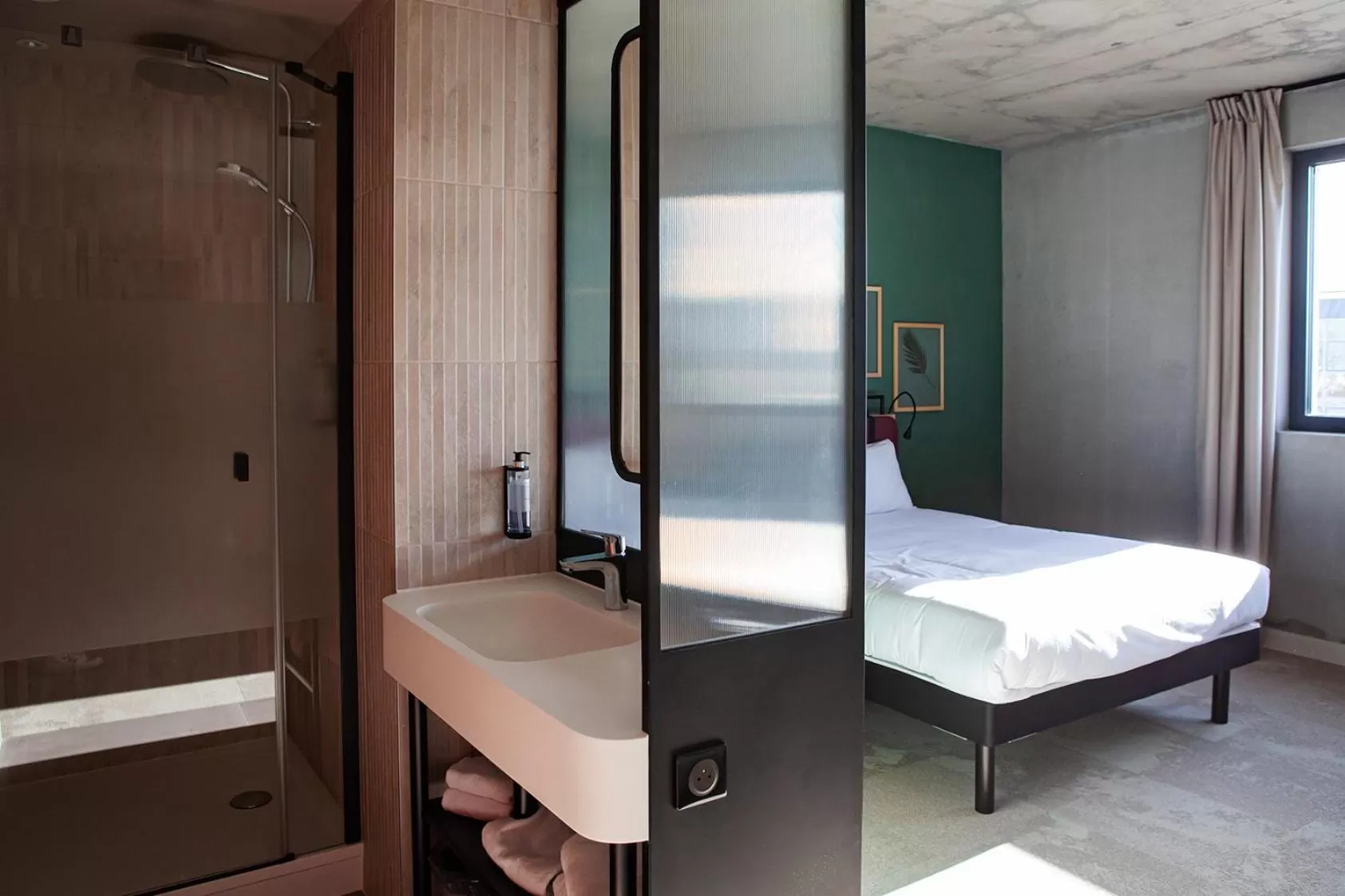 Shower, Bed in Campanile Saint Brieuc - Centre Gare