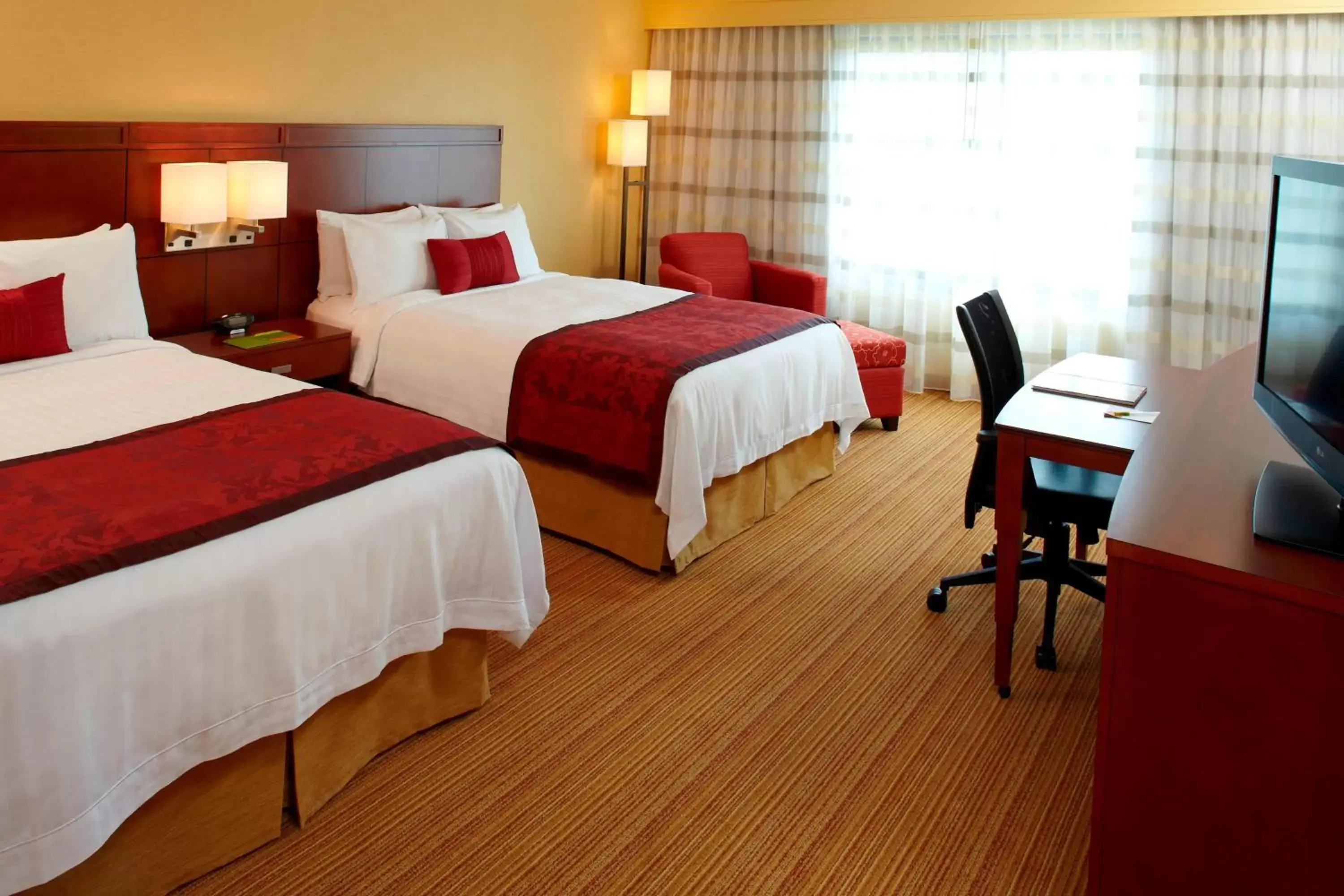 Photo of the whole room, Bed in Courtyard by Marriott Buffalo Amherst/University