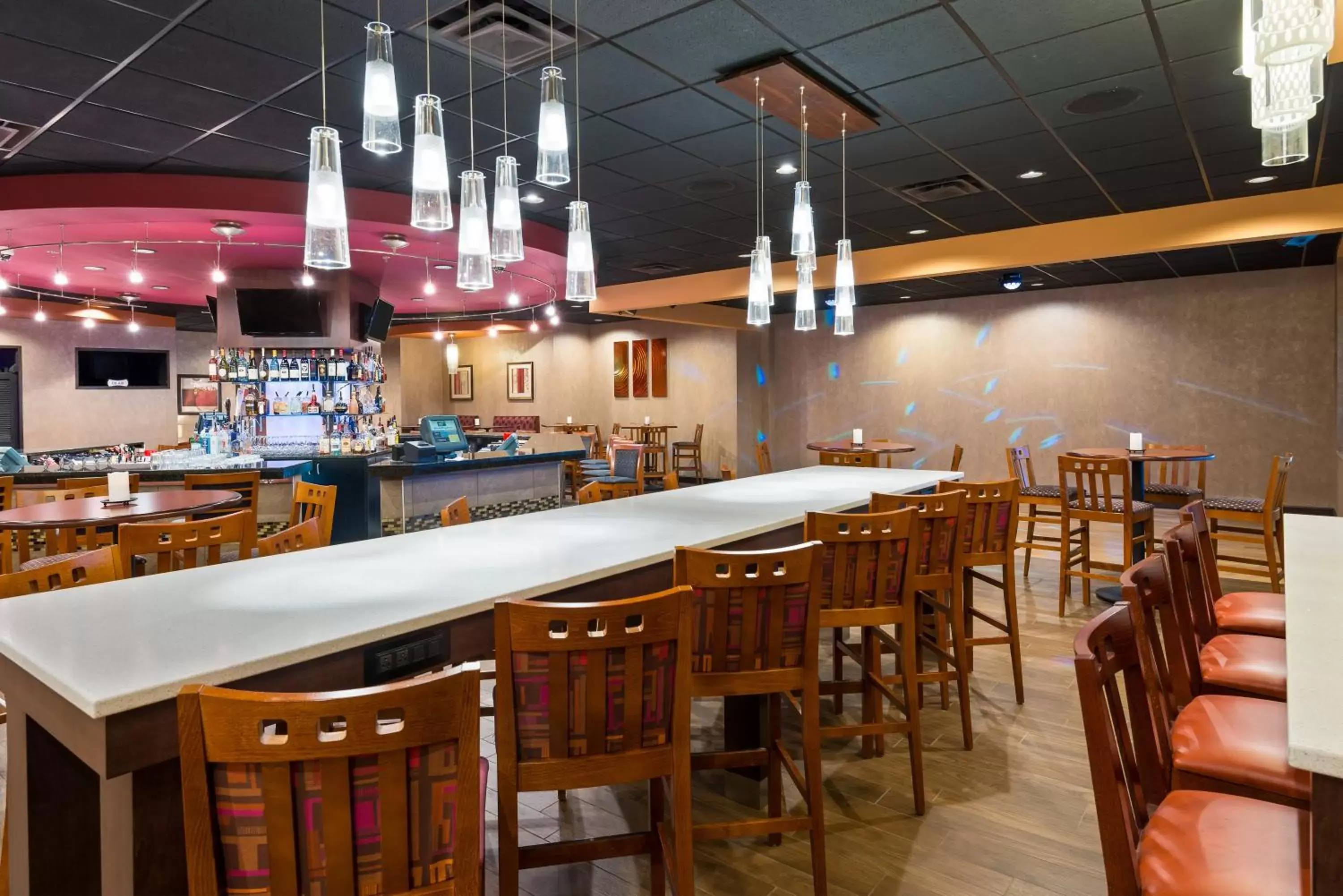 Lounge or bar, Restaurant/Places to Eat in Holiday Inn Knoxville West - Cedar Bluff, an IHG Hotel