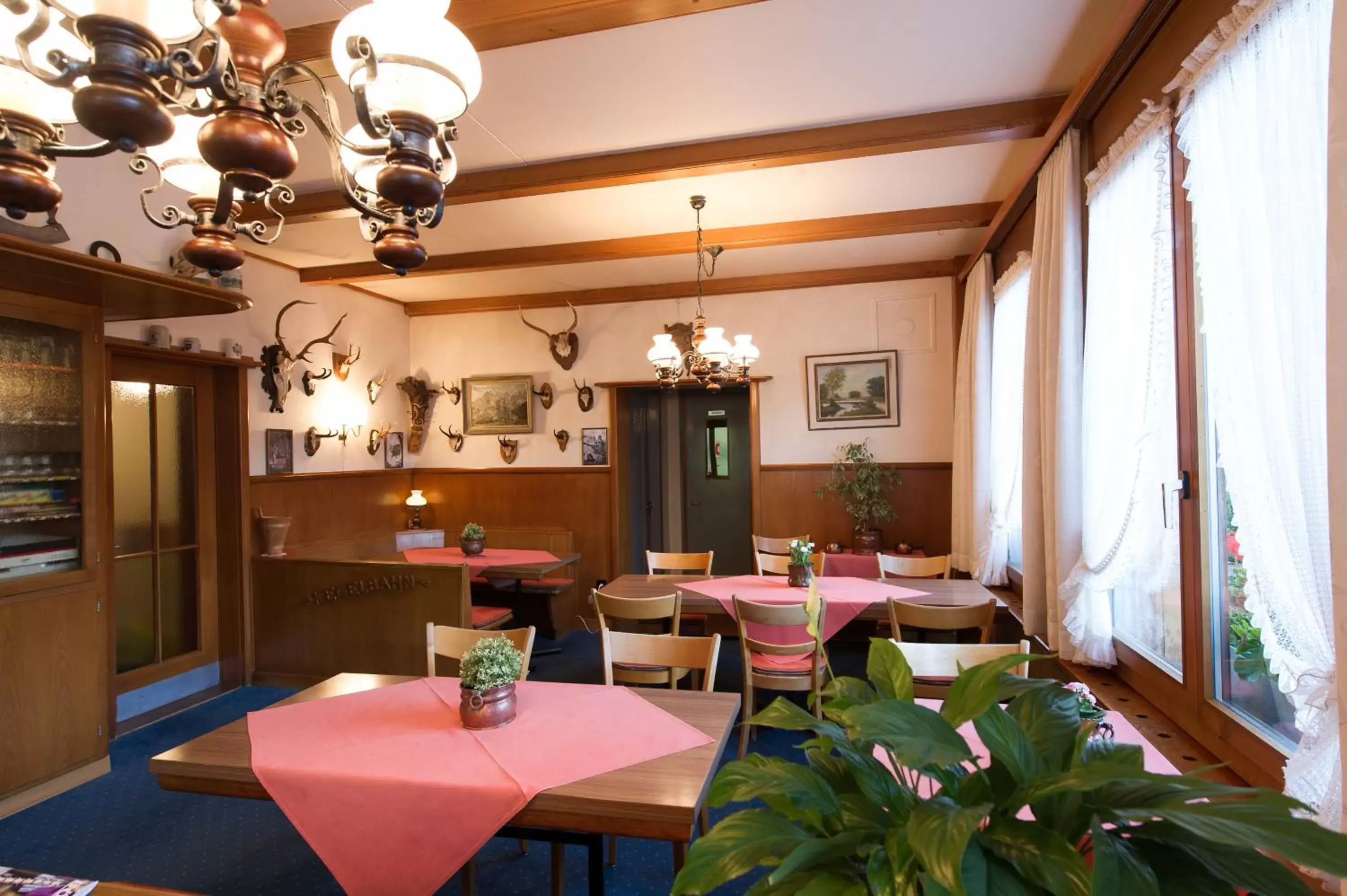 Lounge or bar, Restaurant/Places to Eat in Alpina Boutique Hotel Ringgenberg