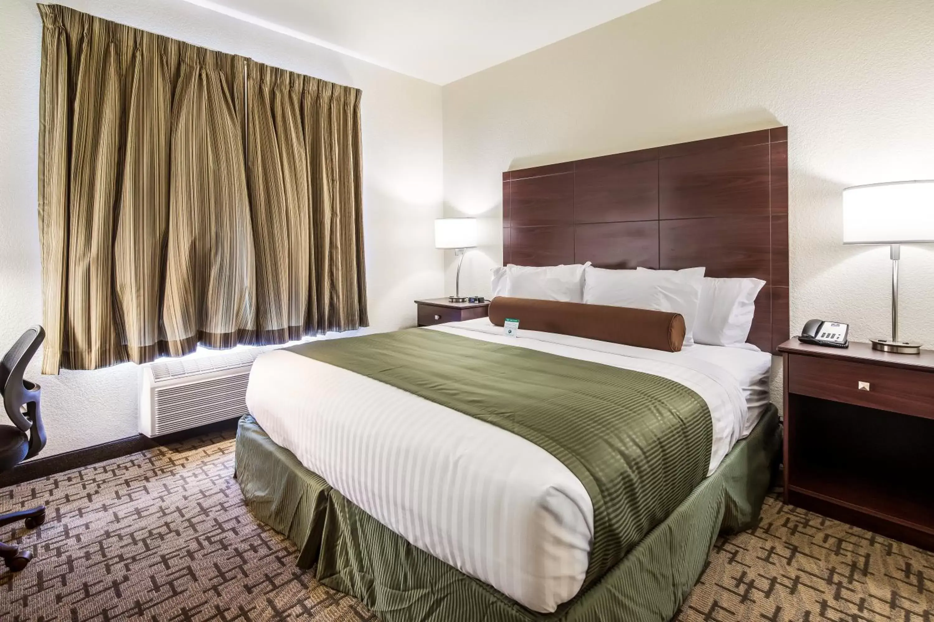 Bed in Cobblestone Hotel & Suites - Hutchinson