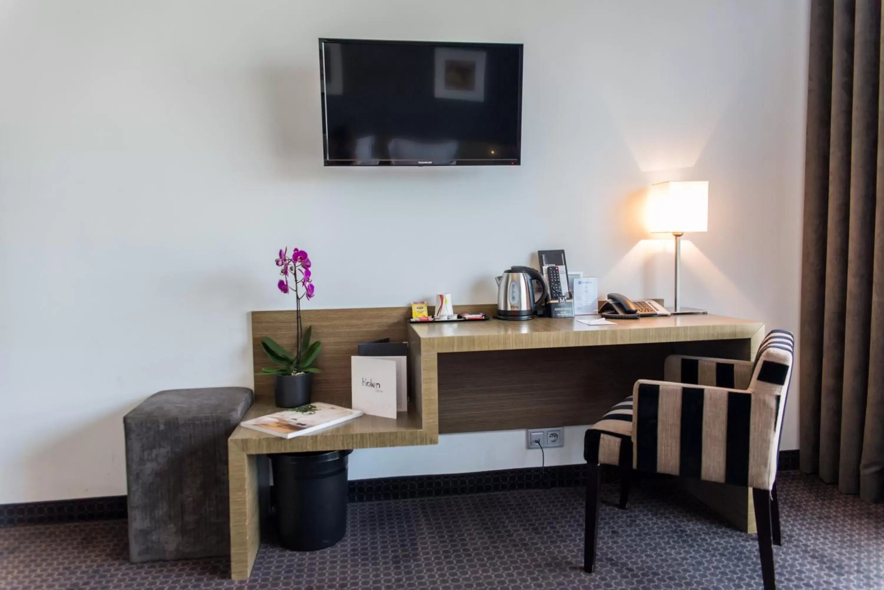 Seating area, TV/Entertainment Center in Best Western Hôtel De La Cité & Spa