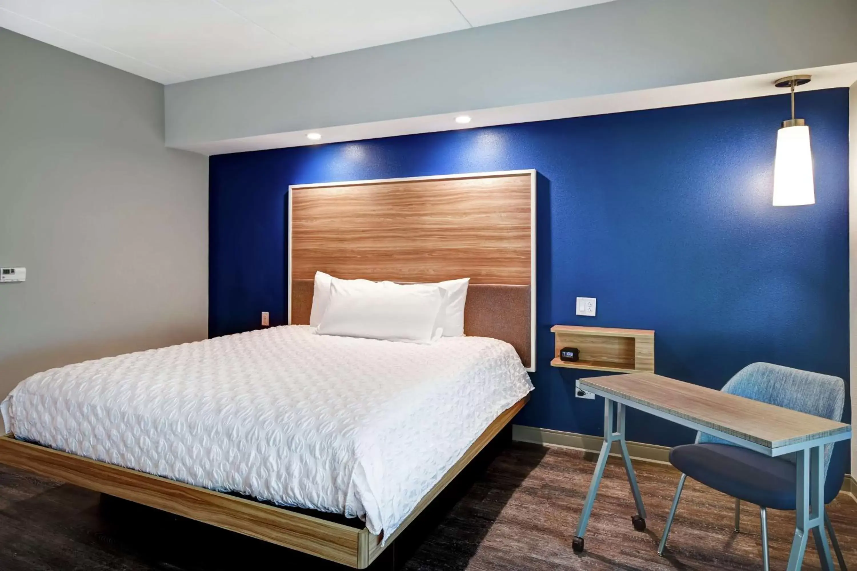 Bedroom, Bed in Tru By Hilton Raleigh Durham Airport