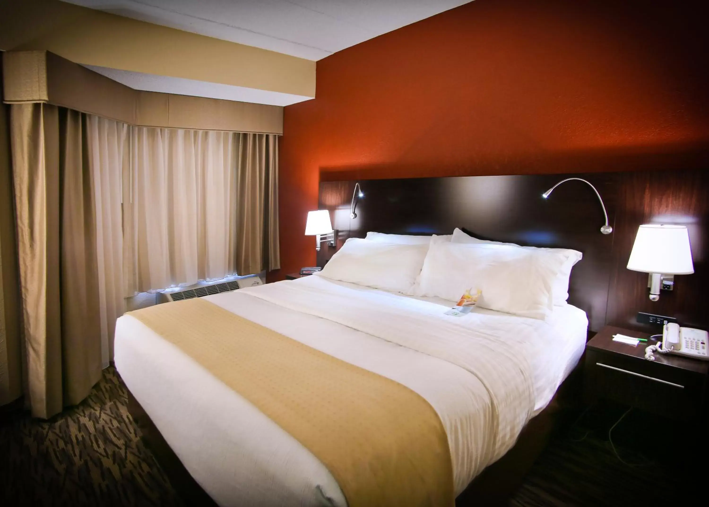 Photo of the whole room, Bed in Holiday Inn & Suites Downtown La Crosse, an IHG Hotel