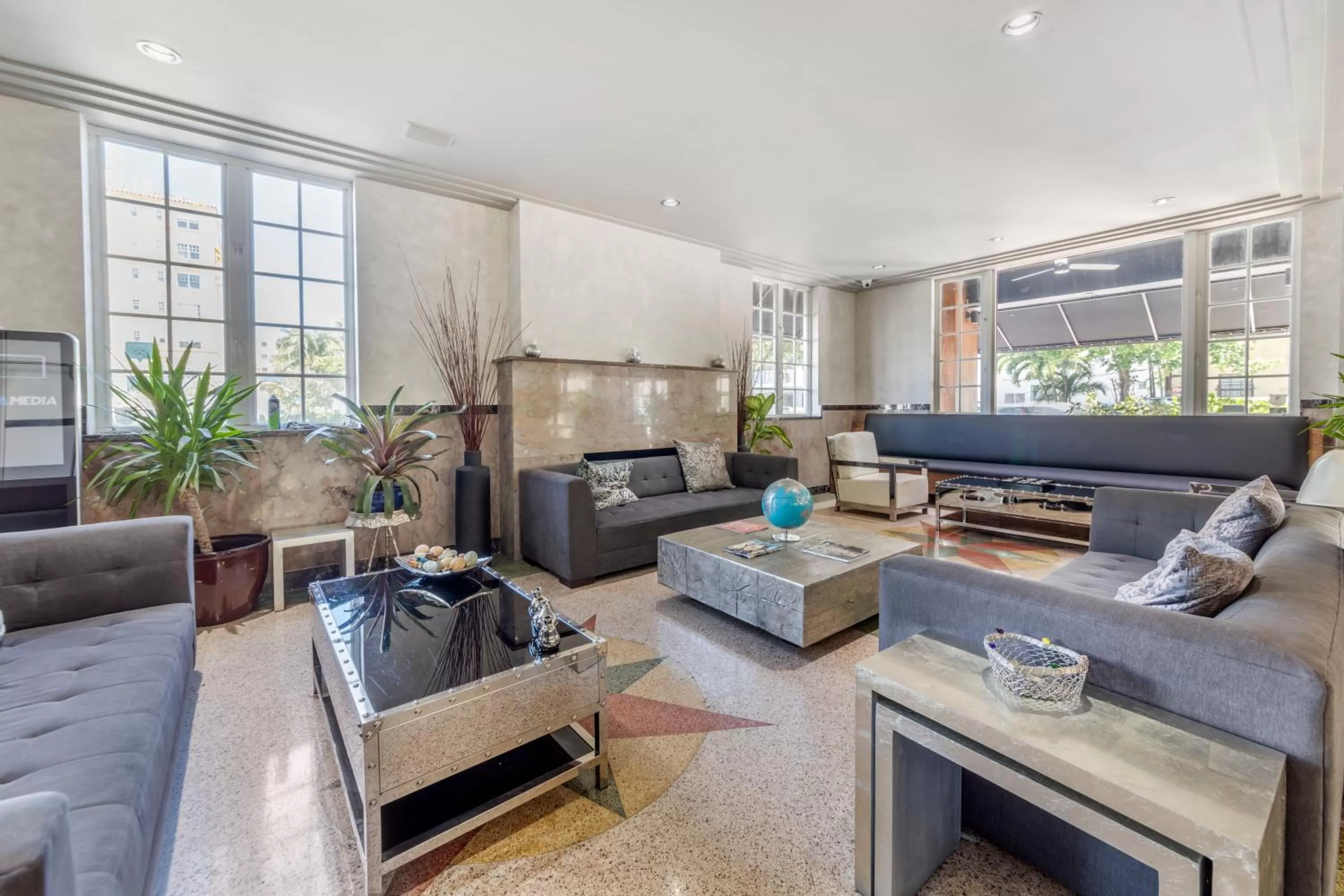 Lobby or reception, Seating Area in La Flora by LuxUrban