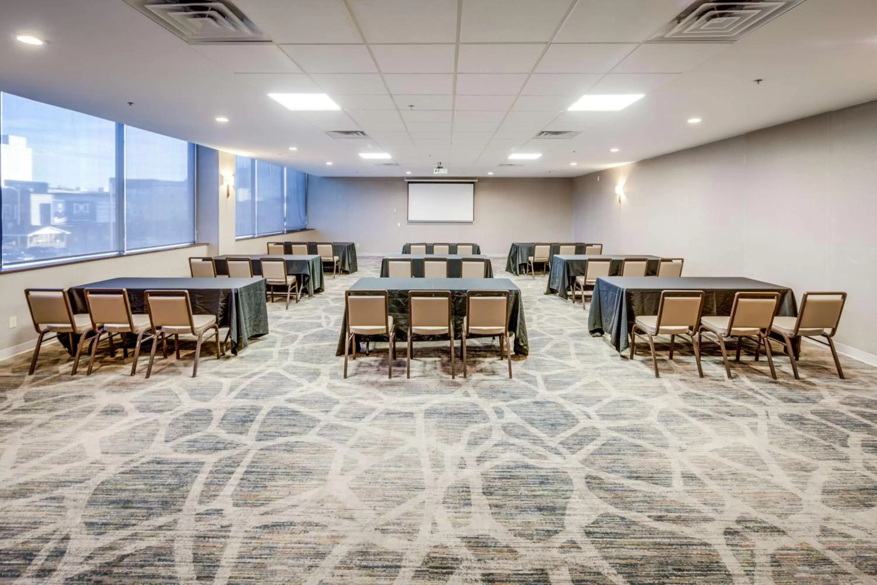 Meeting/conference room in DoubleTree by Hilton Huntington, WV