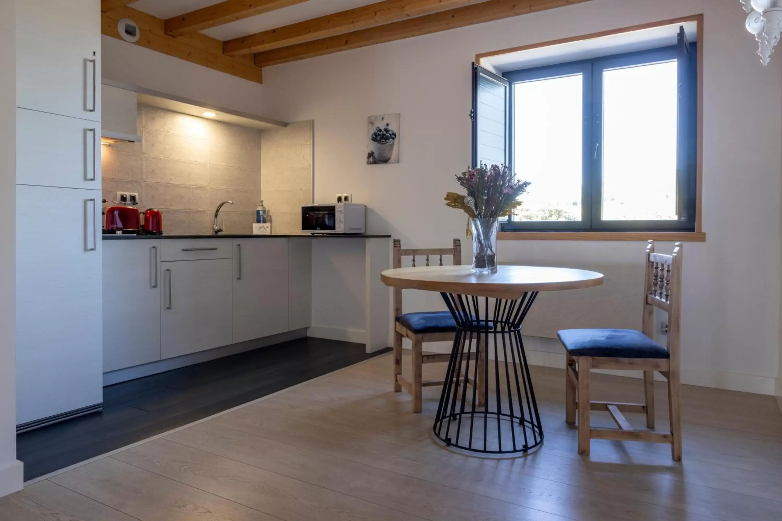 Kitchen/Kitchenette in The Rock Suites & Spa