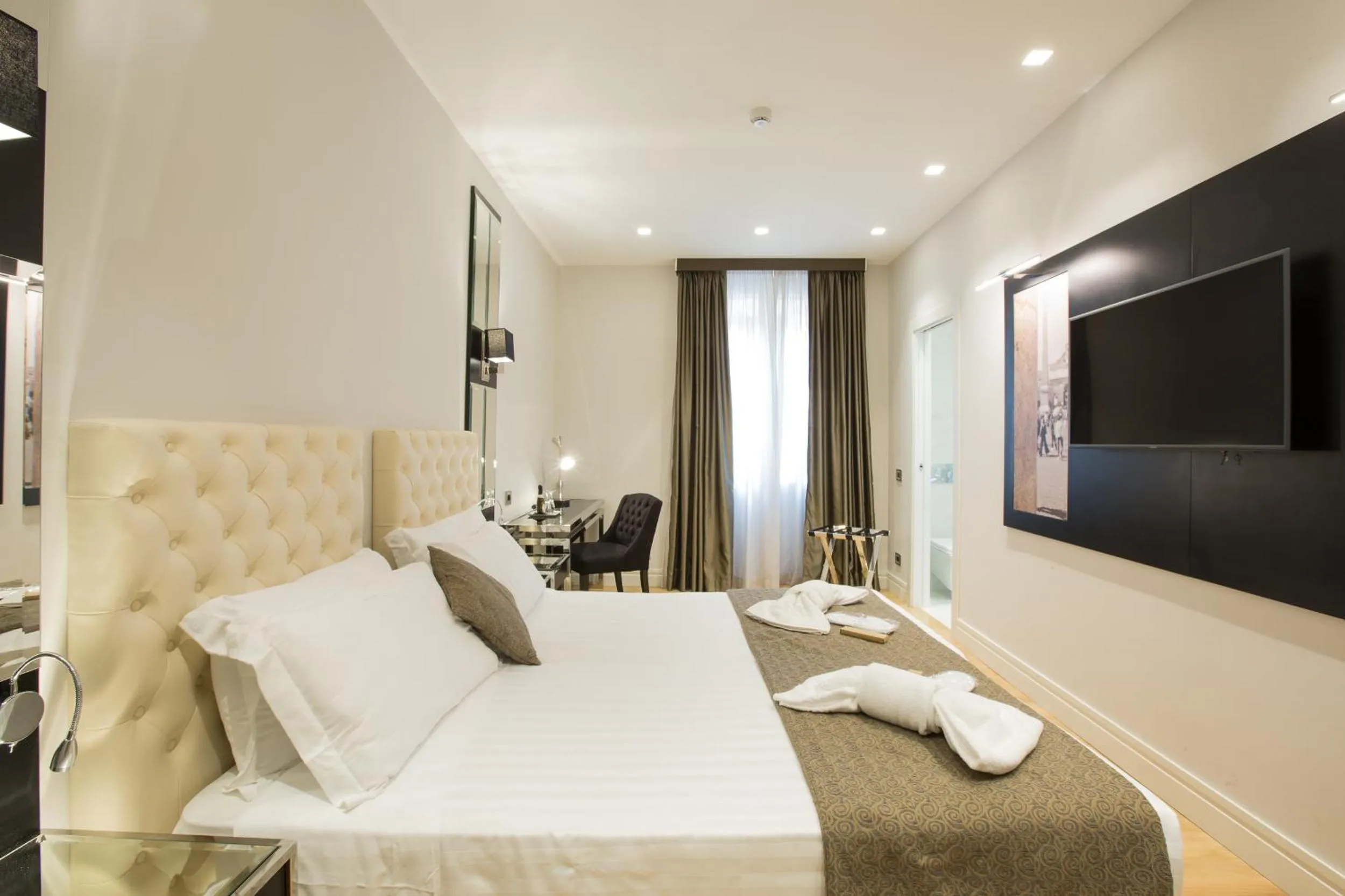 Bedroom, Bed in Floris Hotel