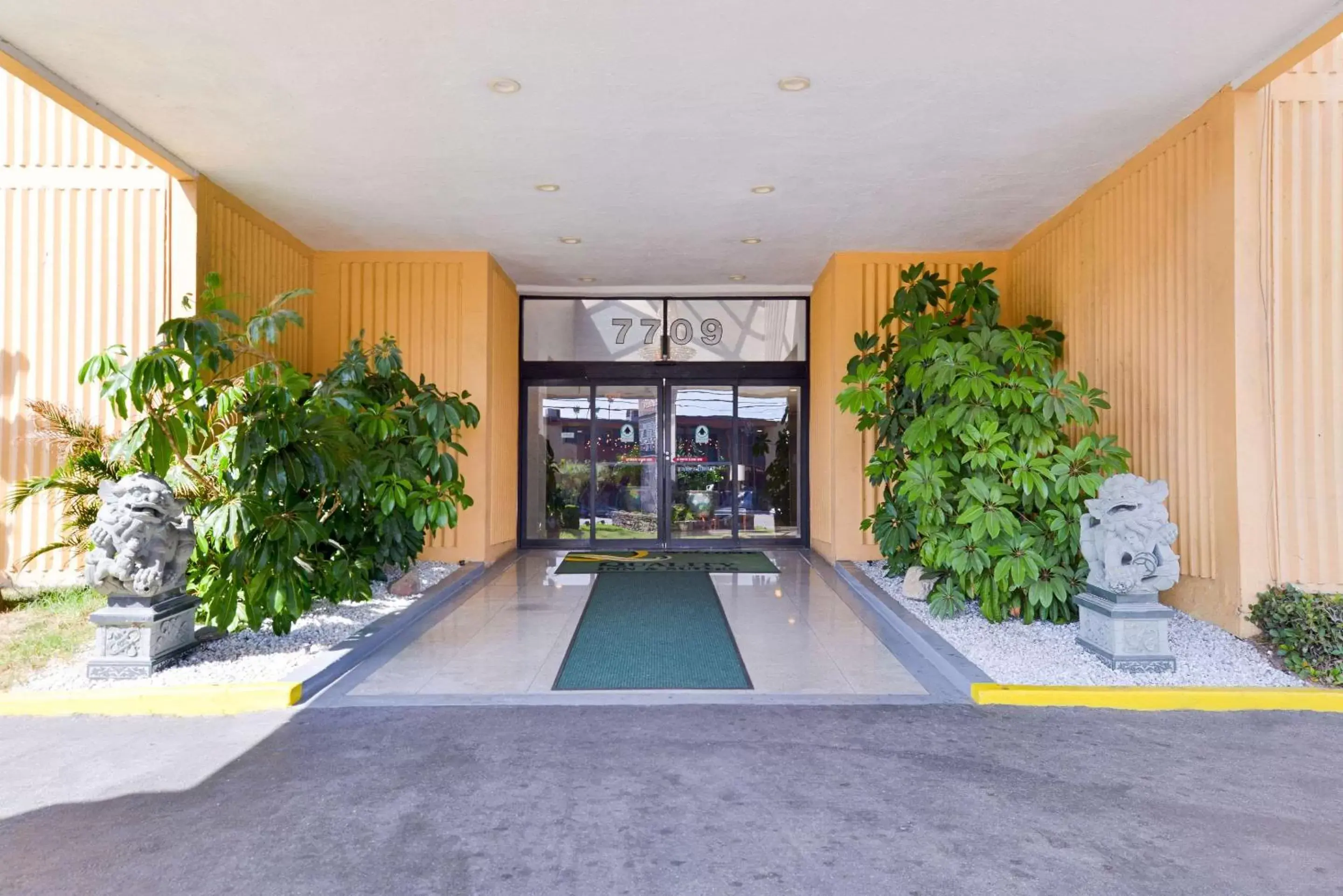 Property building, Swimming Pool in Quality Inn & Suites Montebello - Los Angeles