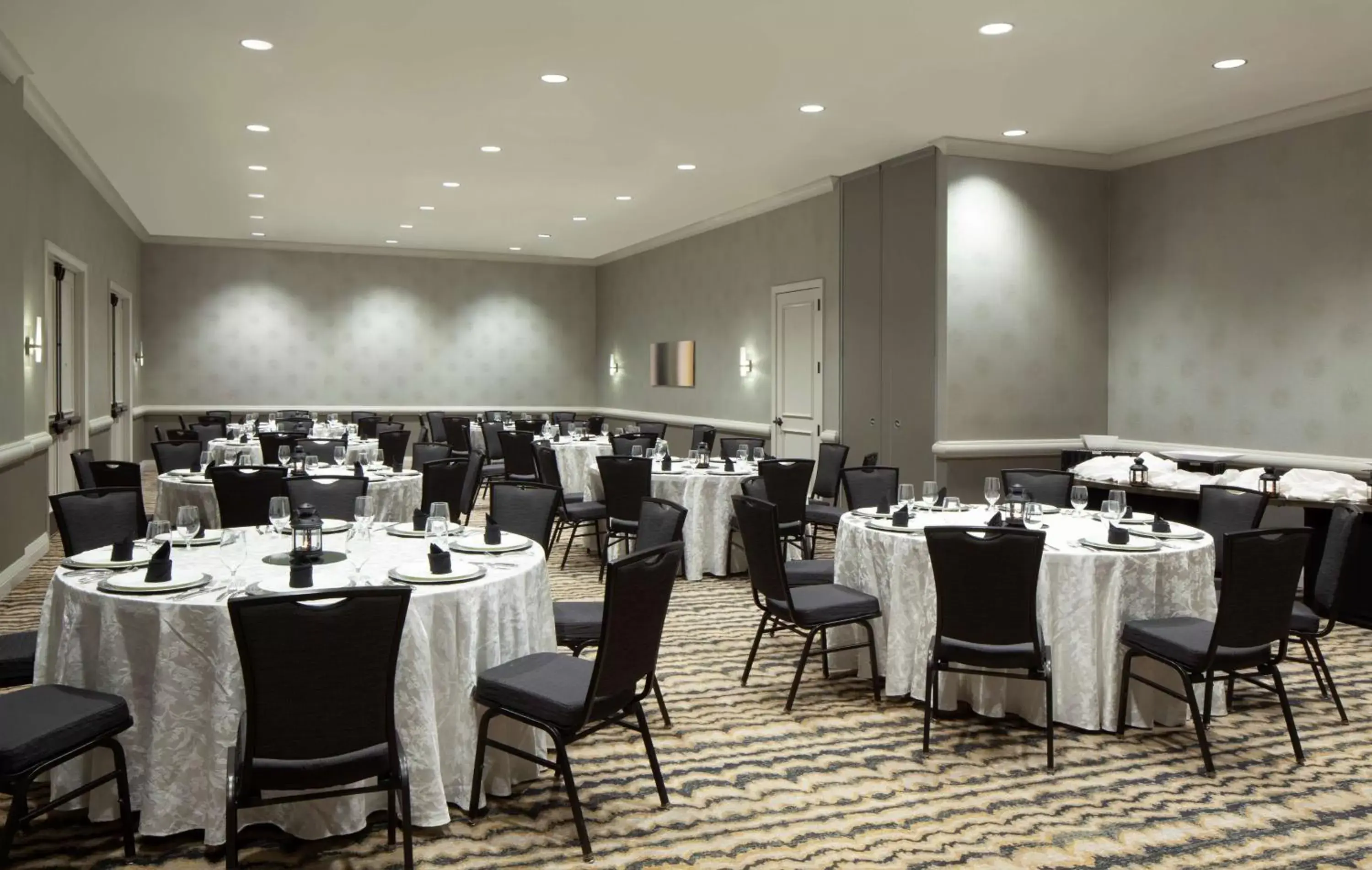 Meeting/conference room, Restaurant/Places to Eat in Hilton Alexandria Old Town