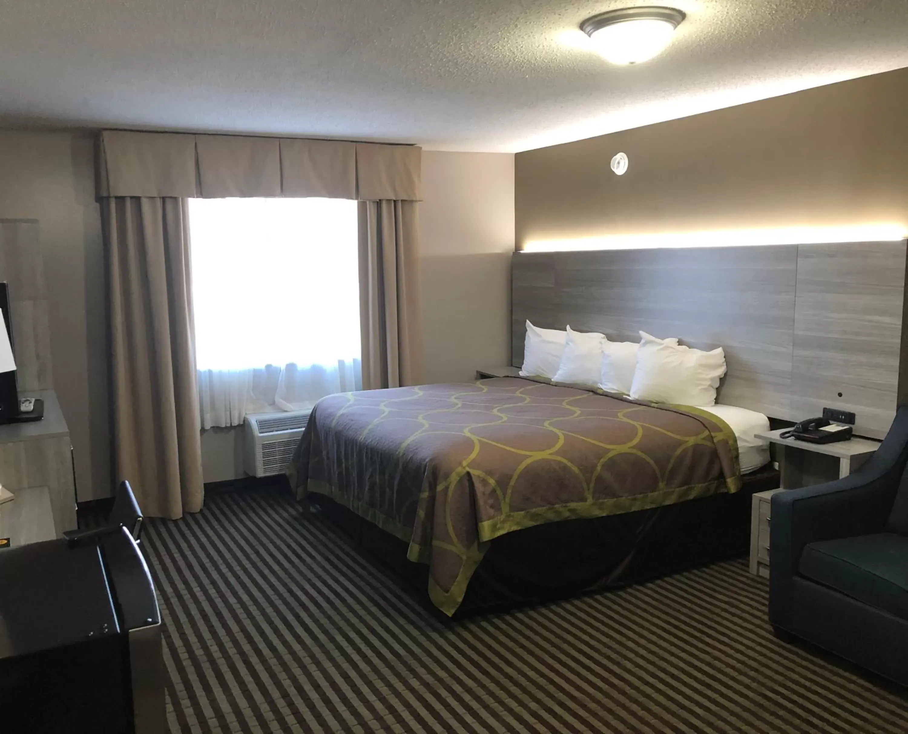 Bed in DuPont Suites - Louisville - St. Matthews