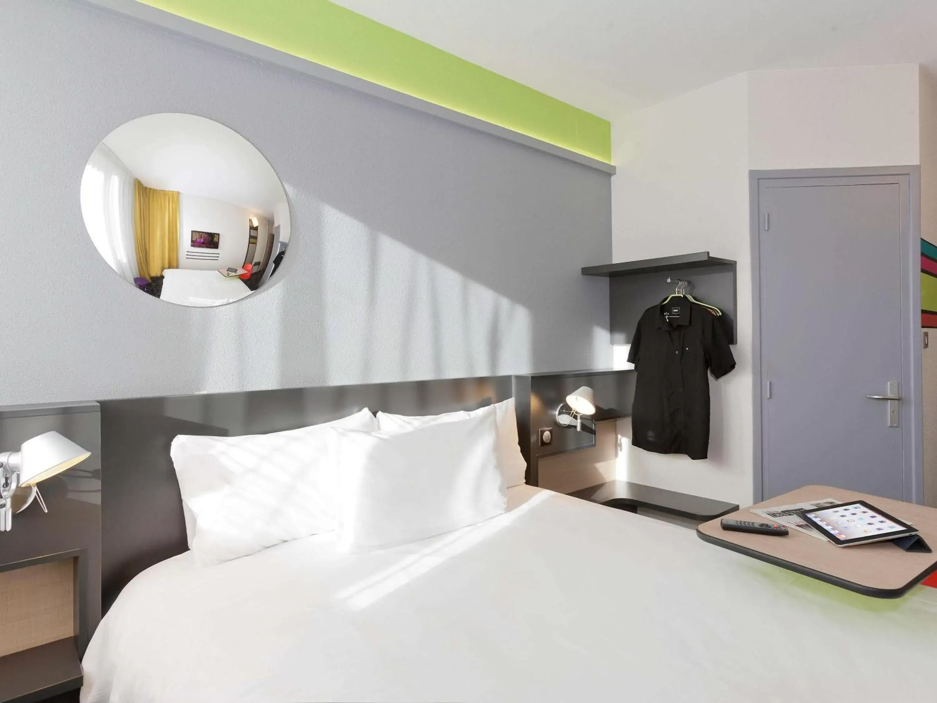 Photo of the whole room in ibis Styles Roanne Centre Gare