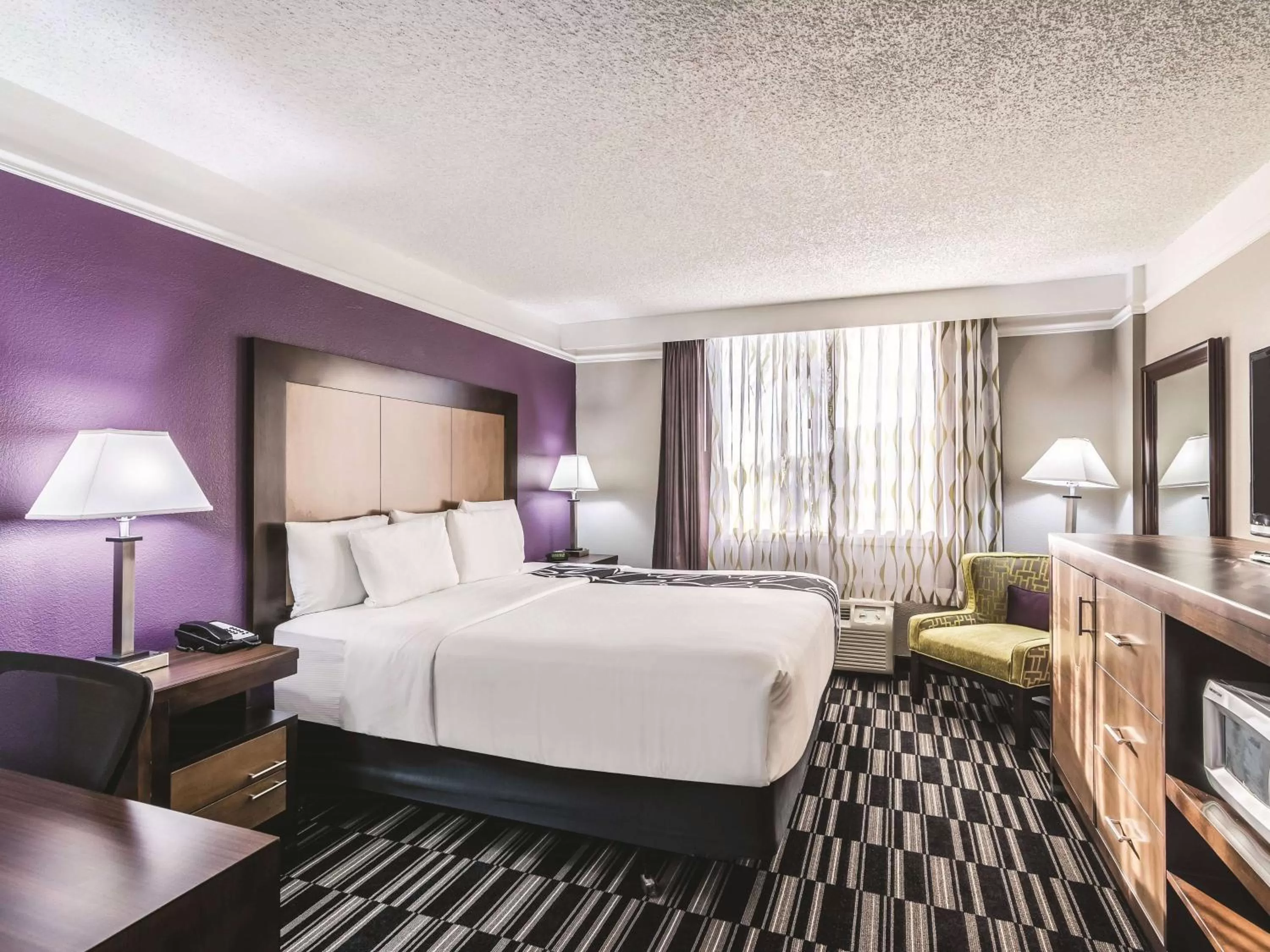 Photo of the whole room, Bed in La Quinta Inn by Wyndham Jupiter