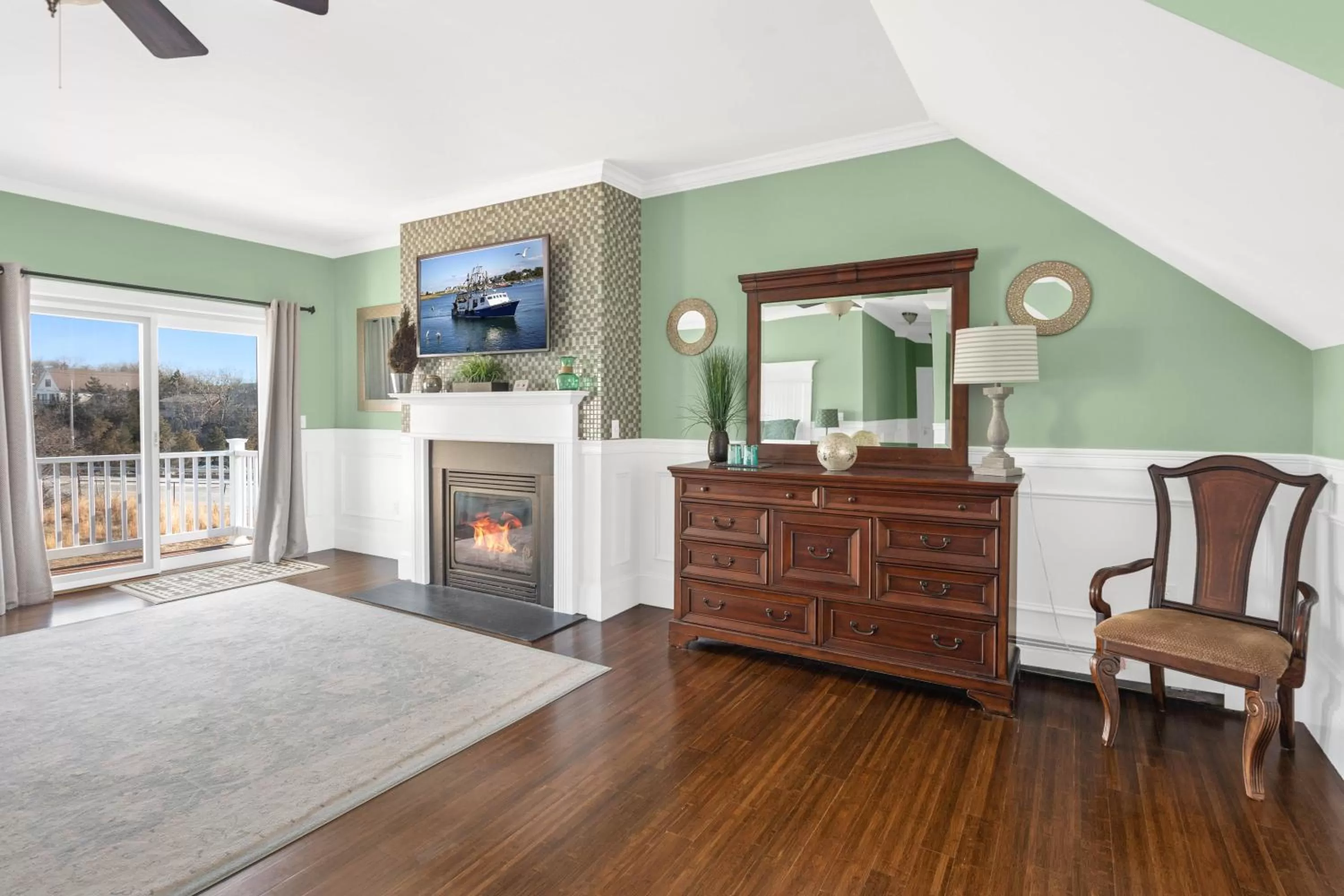 The Beacon Waterfront Inn