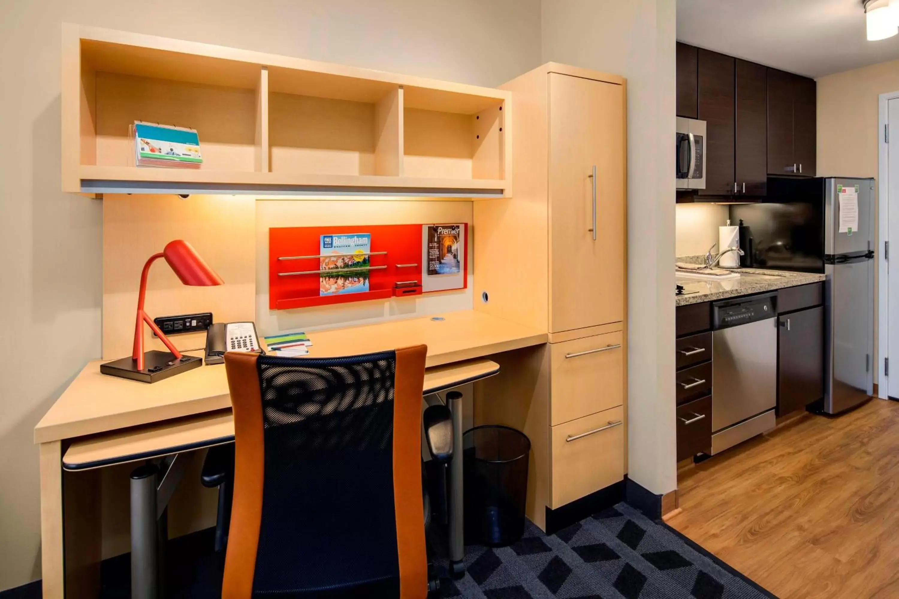 Photo of the whole room, Kitchen/Kitchenette in TownePlace Suites by Marriott Bellingham