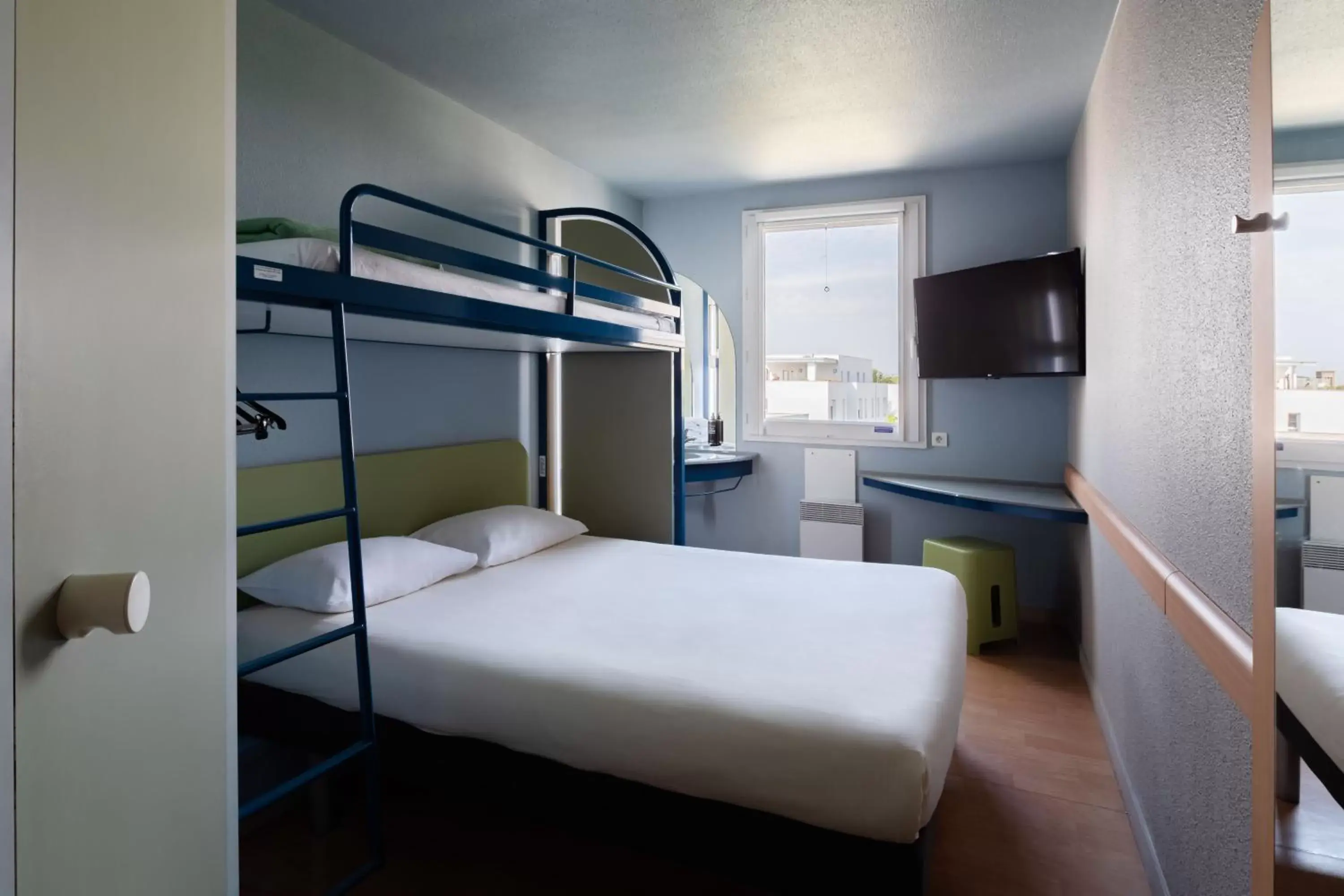 Photo of the whole room, Bunk Bed in ibis budget Lyon Villeurbanne