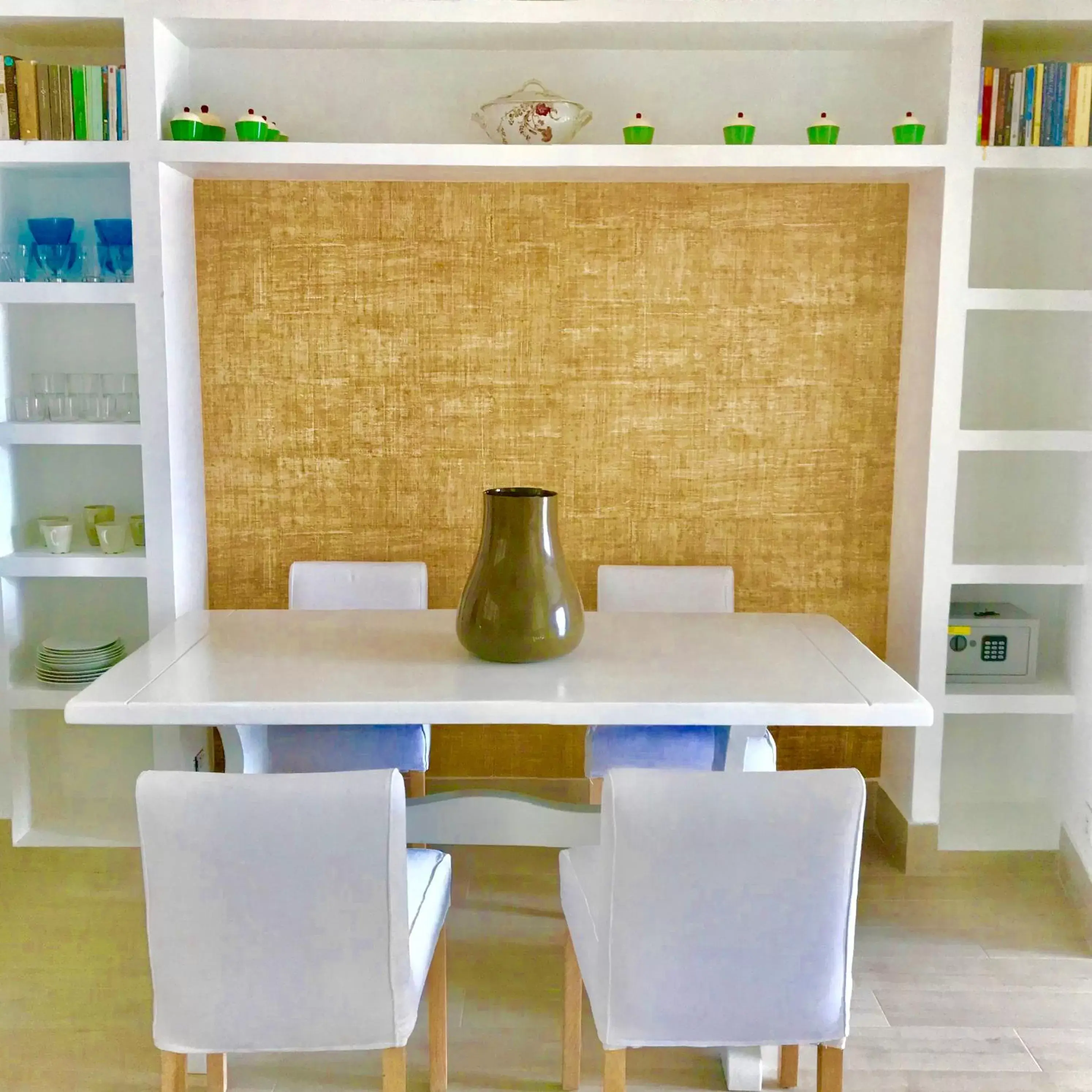 Dining Area in Les Lilas