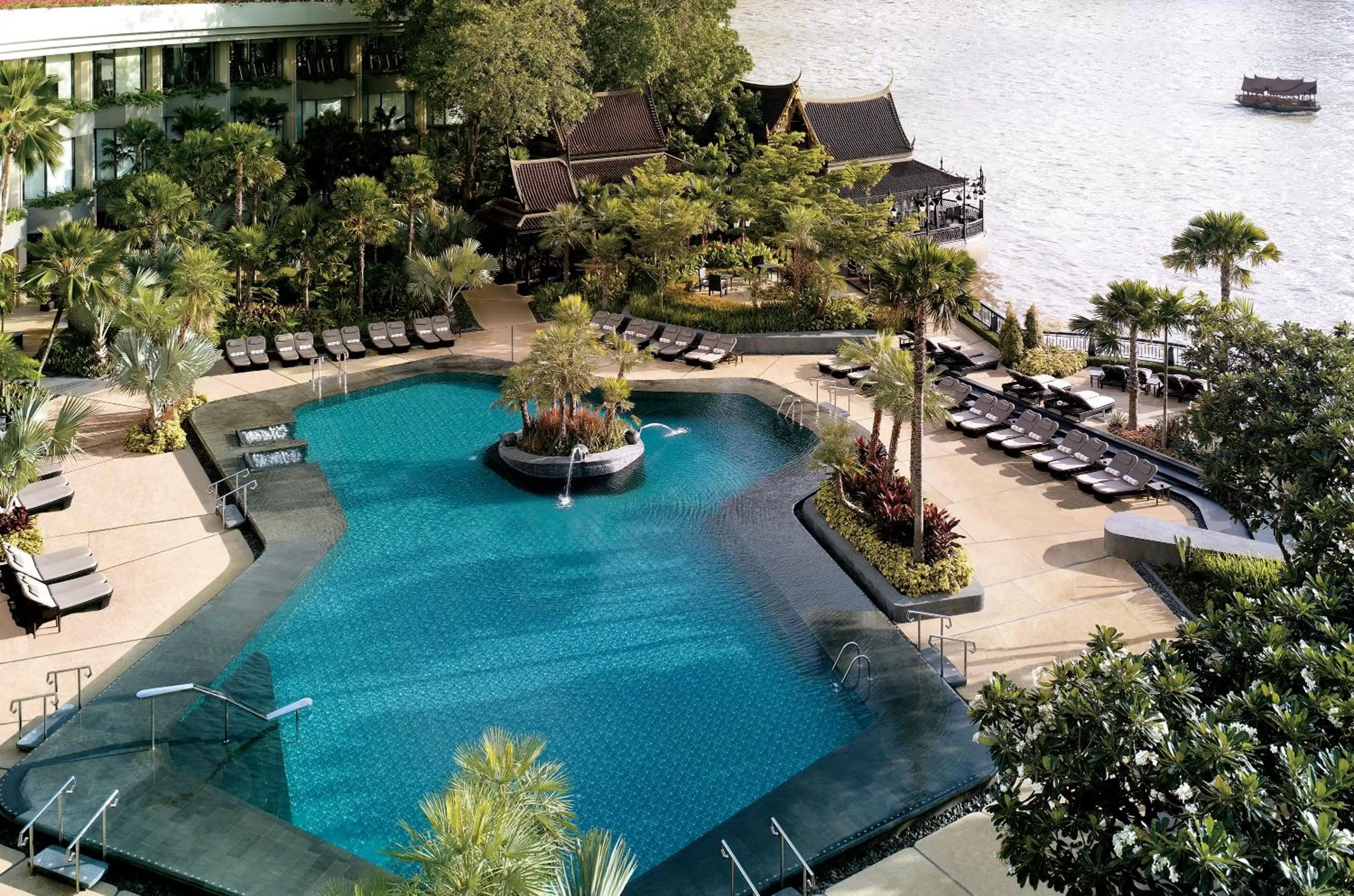 Swimming pool in Shangri-La Bangkok