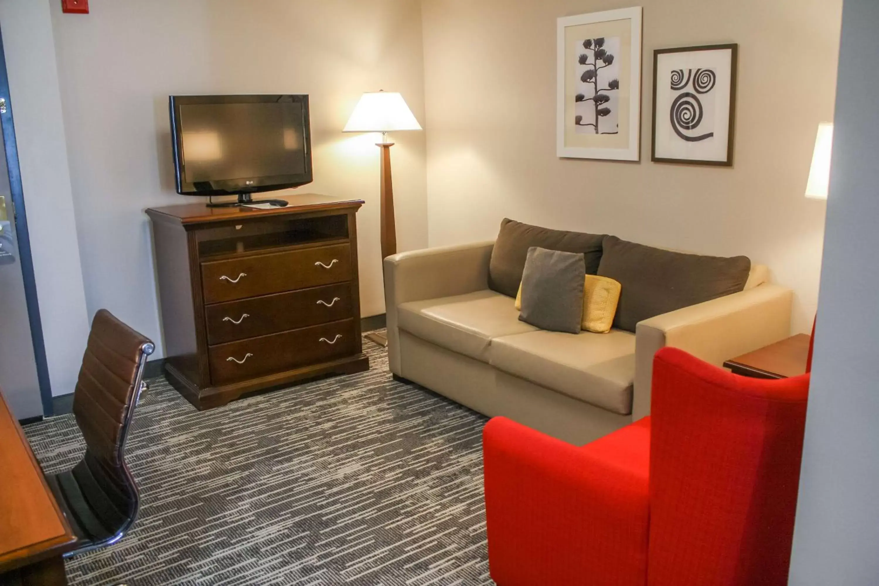 Photo of the whole room, Seating Area in Country Inn & Suites by Radisson, Washington Dulles International Airport, VA