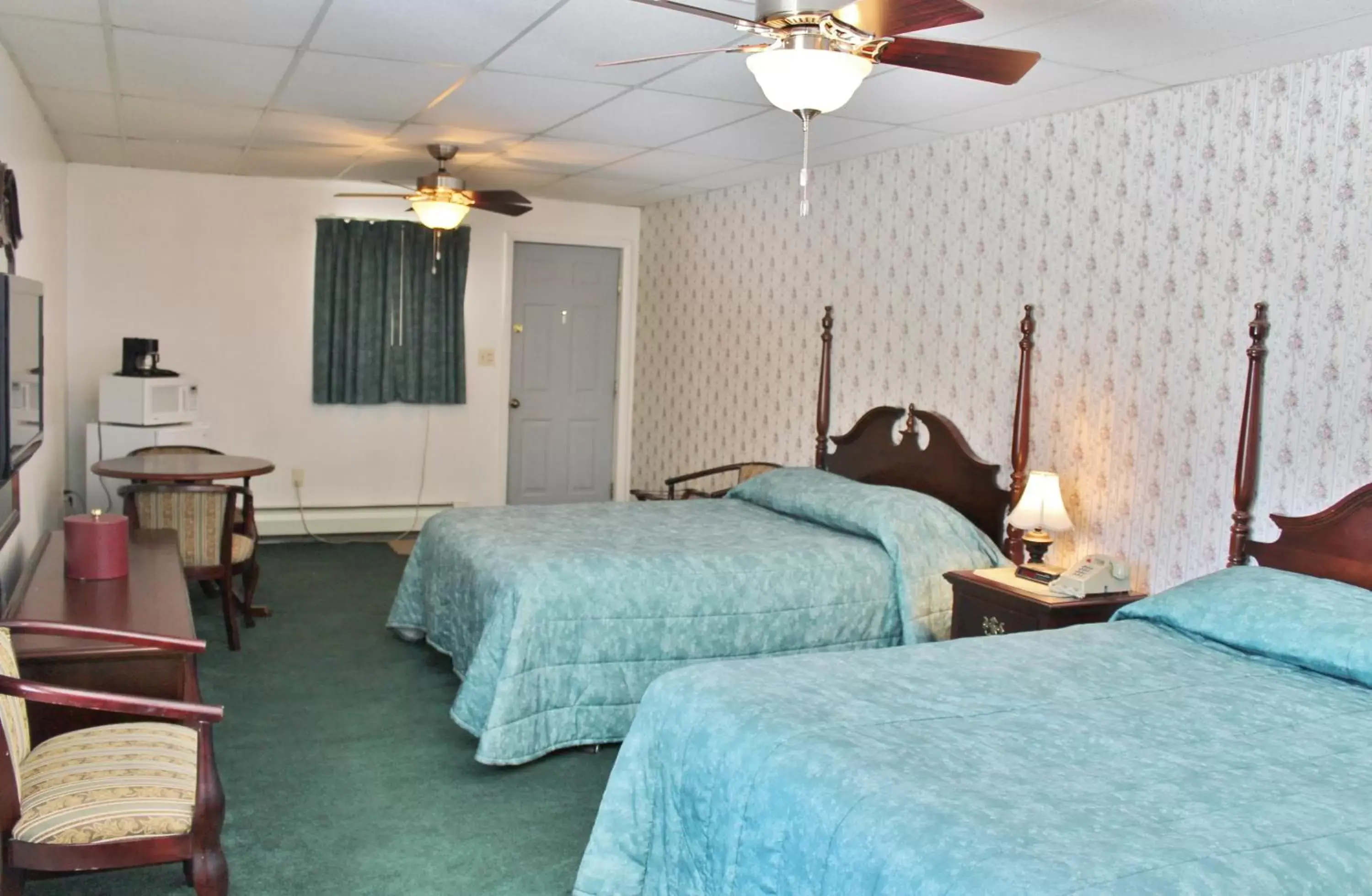 Bedroom, Bed in Sara Placid Inn & Suites