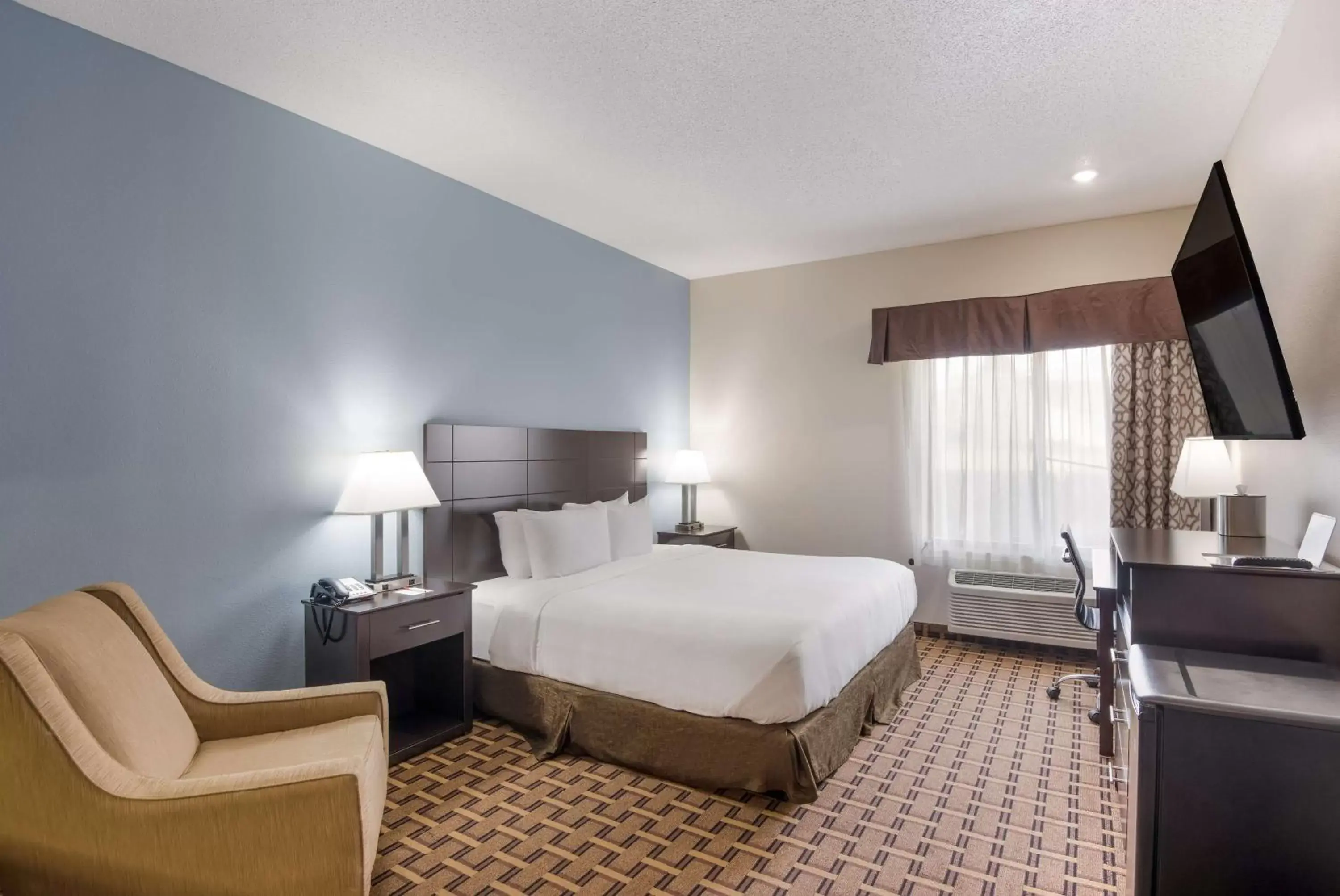 Bedroom in SureStay Plus Hotel by Best Western Coralville Iowa City