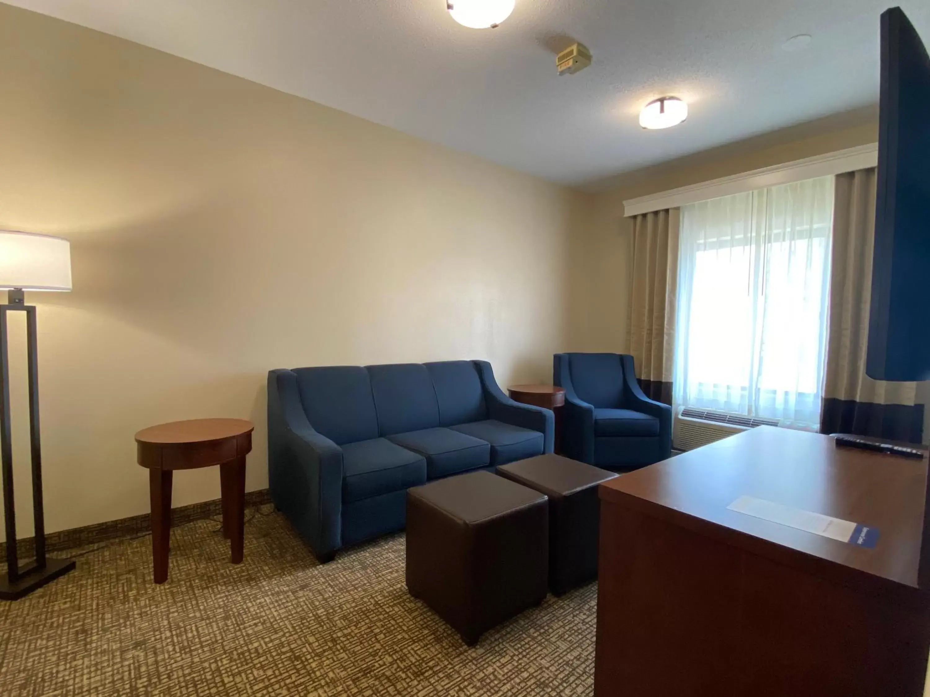 Living room, Seating Area in Comfort Inn East Windsor - Springfield