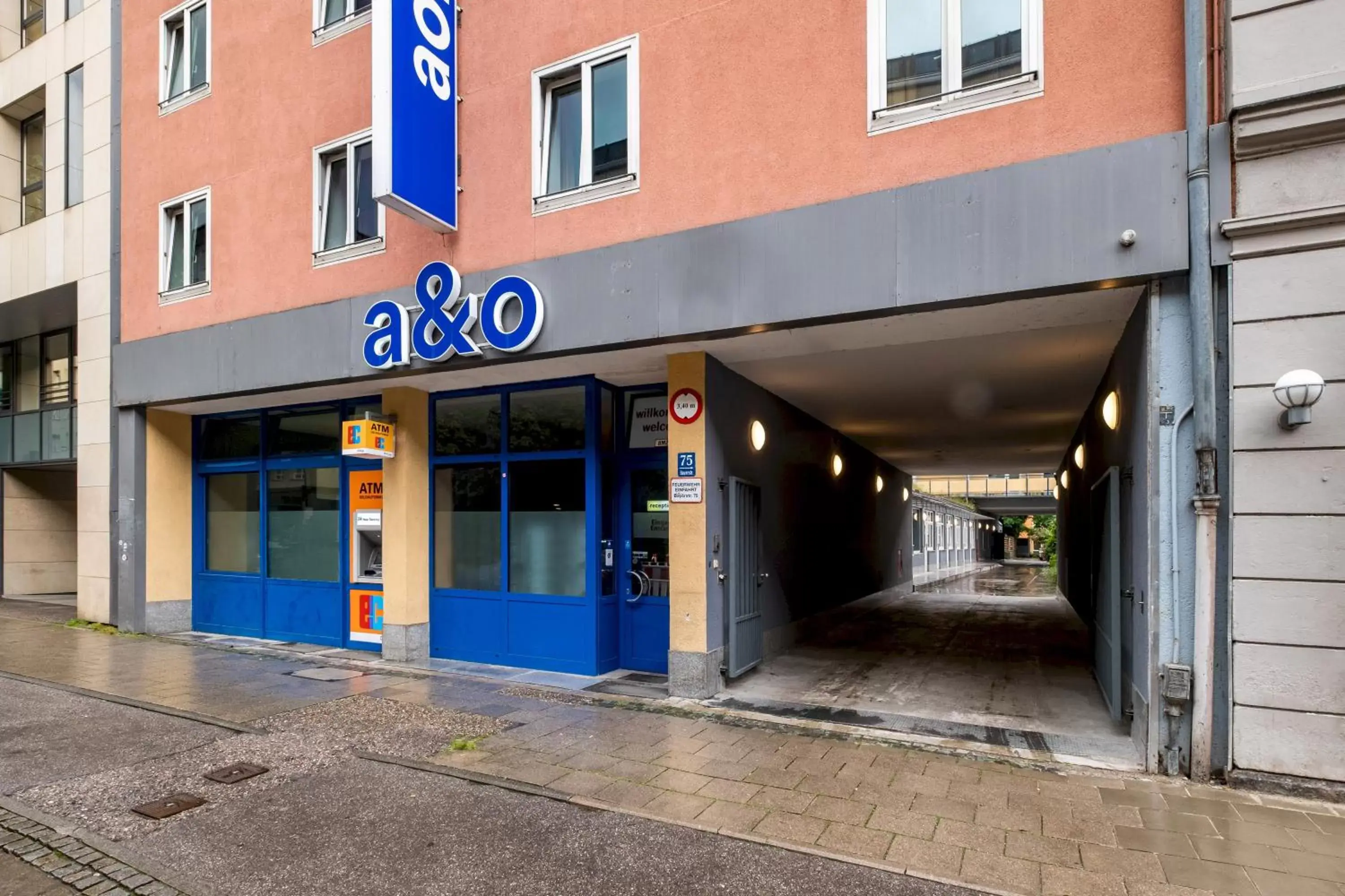 Facade/entrance in a&o München Hauptbahnhof