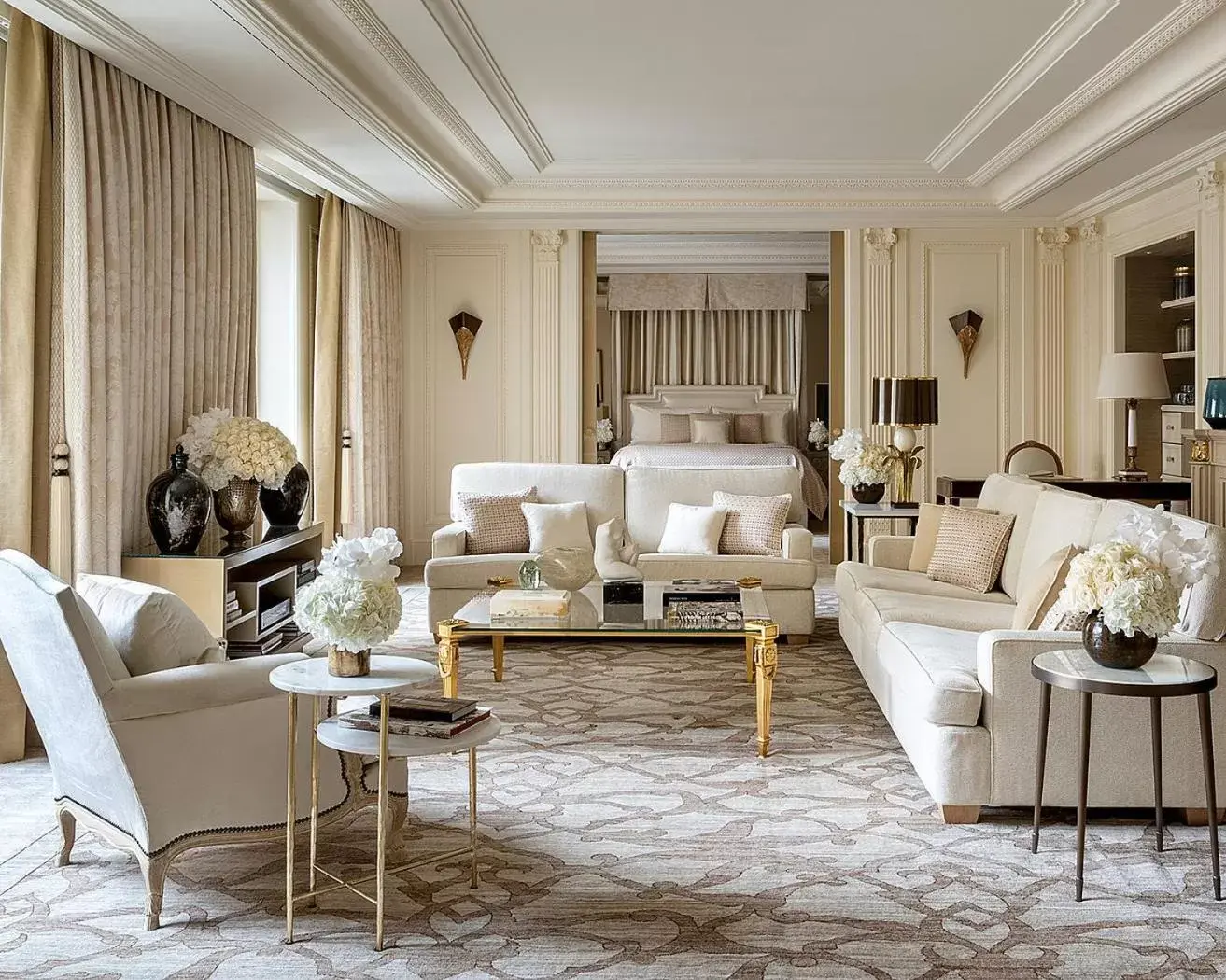 Living room, Seating Area in Four Seasons Hotel George V Paris