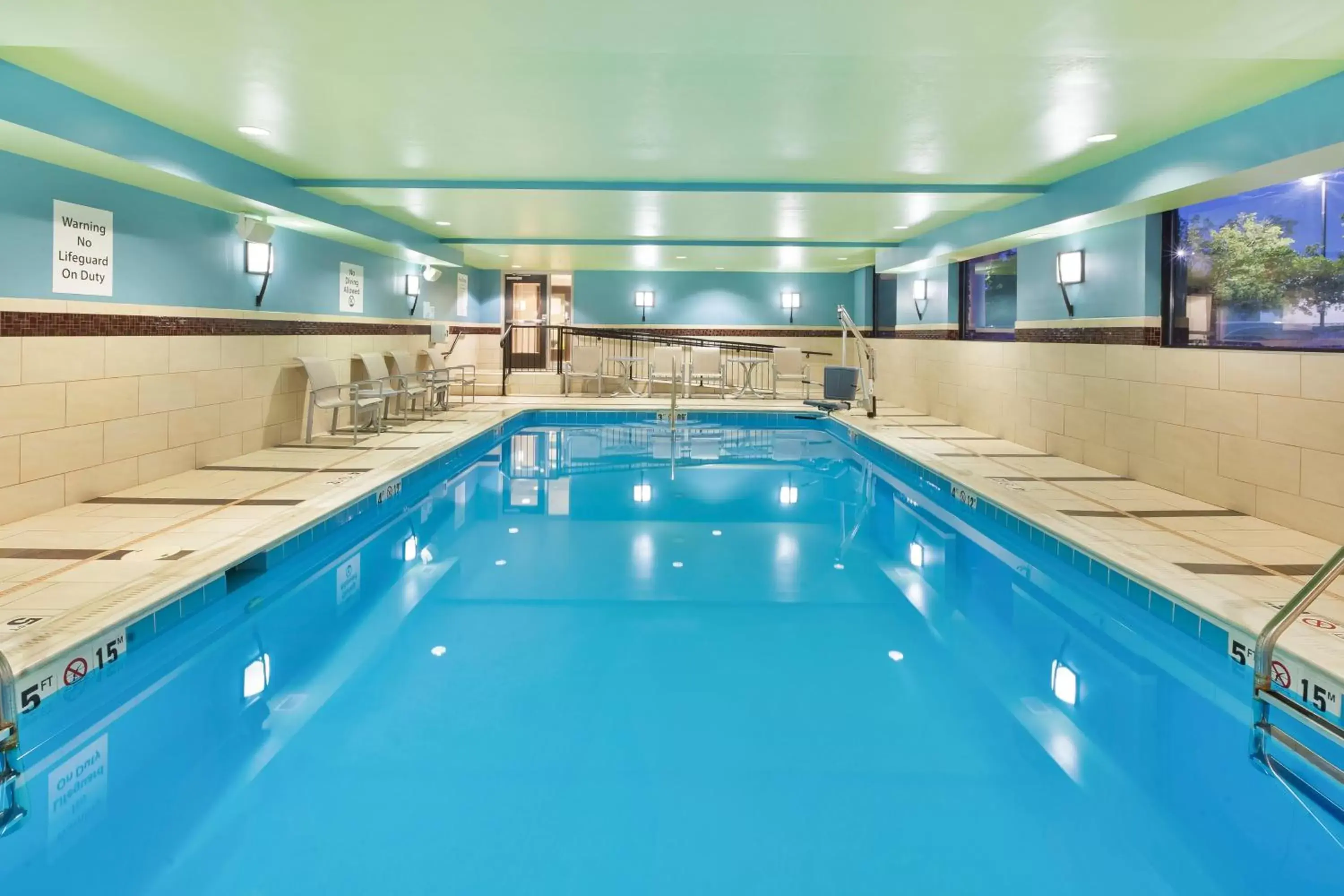 Swimming Pool in Holiday Inn Express - Waldorf, an IHG Hotel