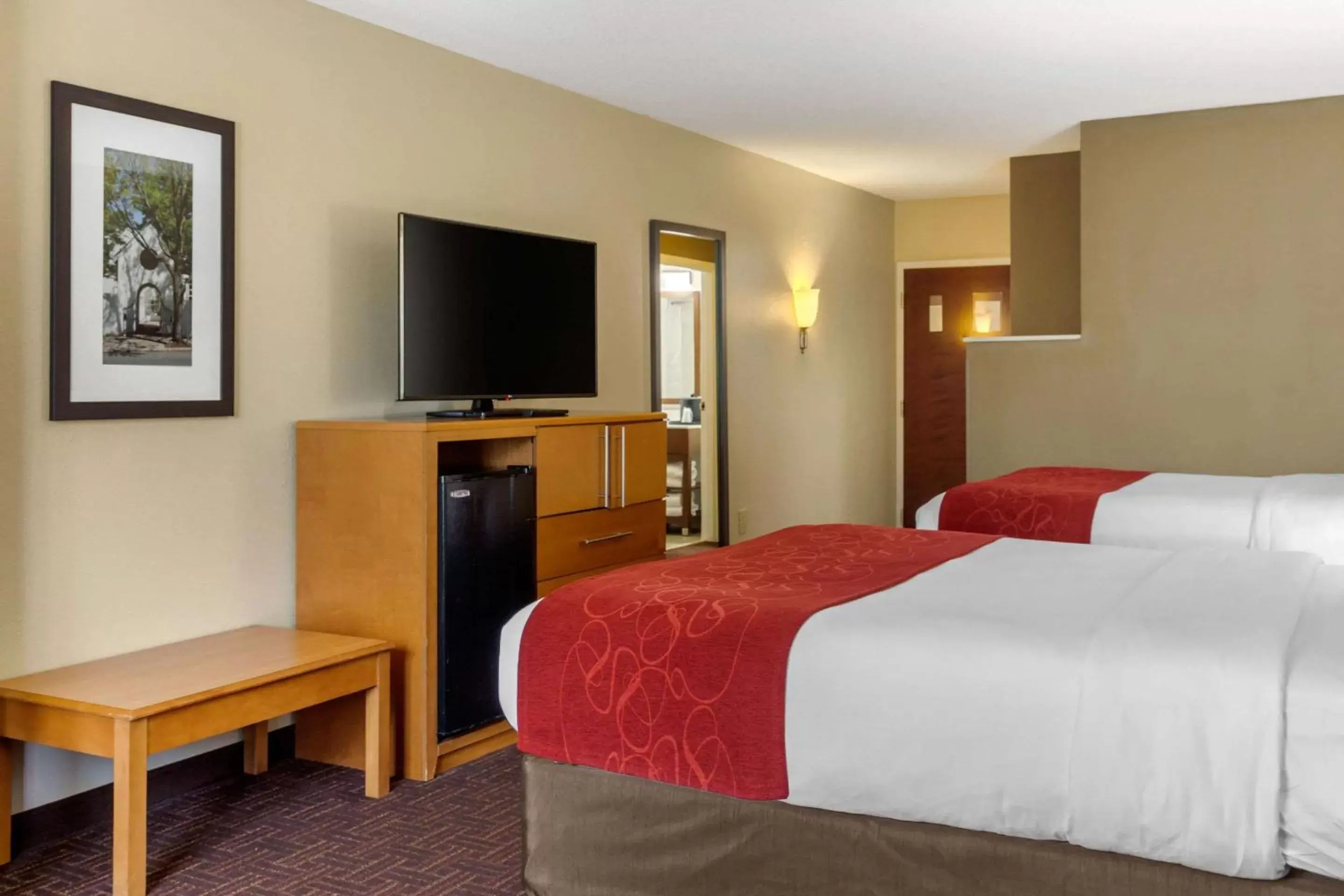 Photo of the whole room, Bed in Comfort Suites Hanes Mall