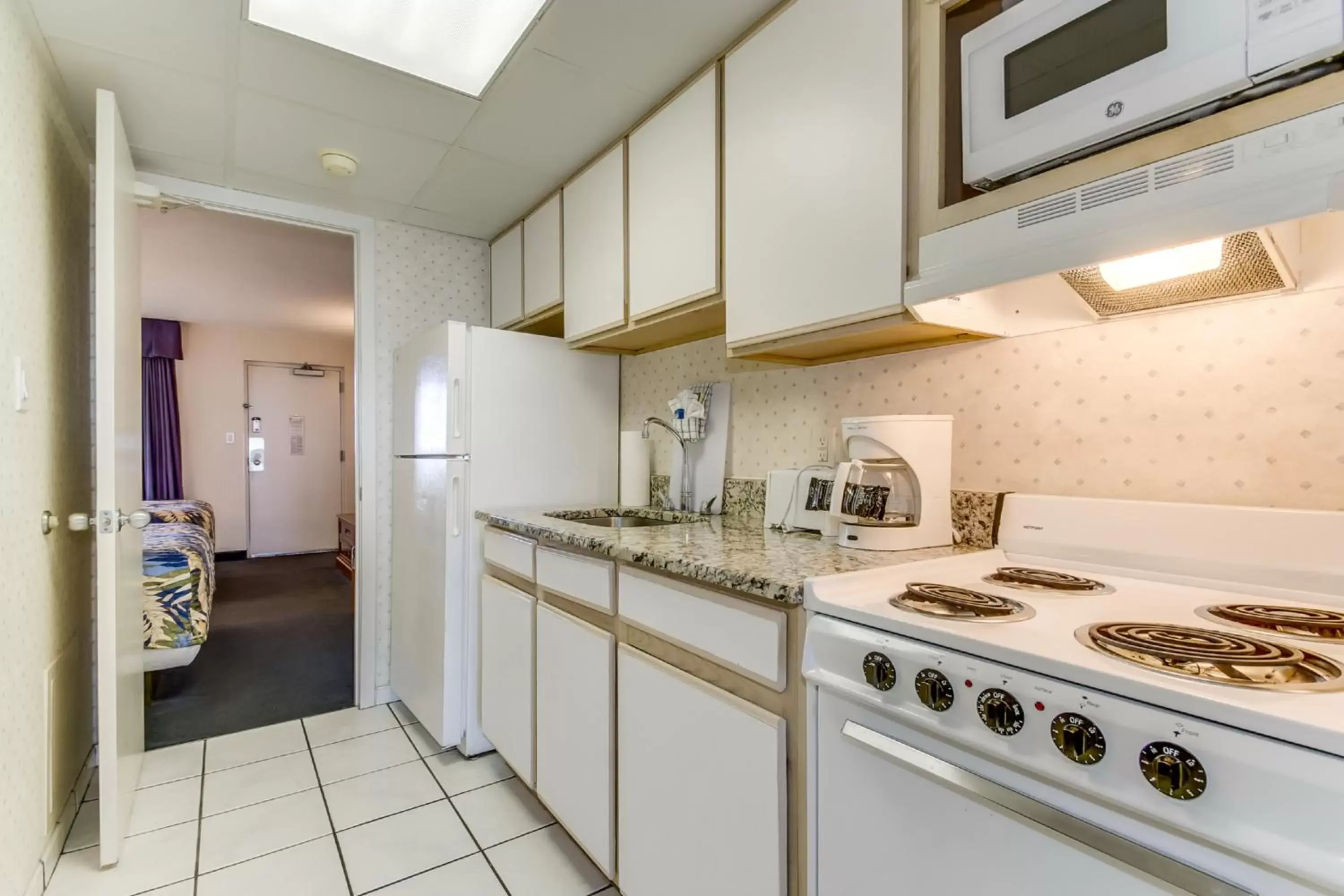 Kitchen or kitchenette, Kitchen/Kitchenette in Boardwalk Beach Resort Condo w Oceanfront Balcony