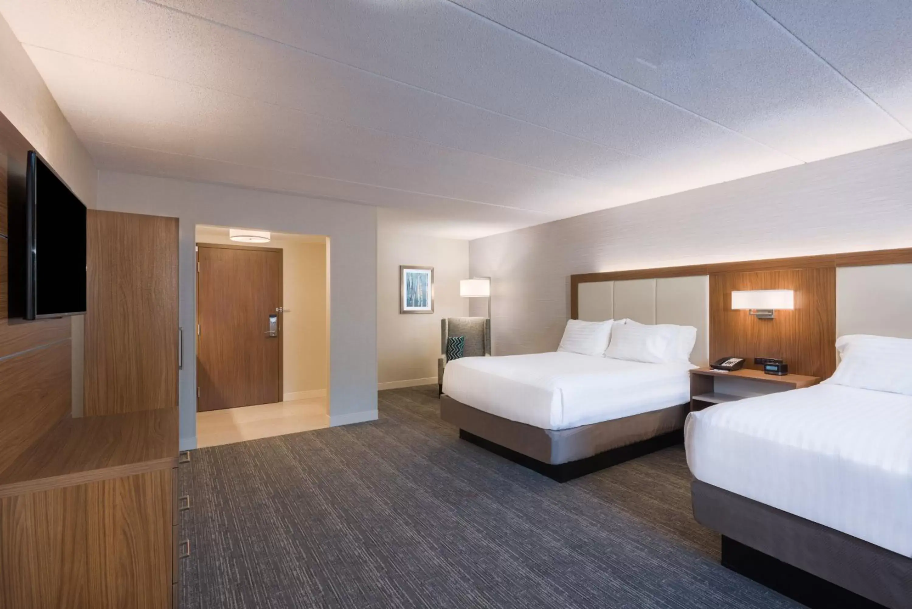 Photo of the whole room, Bed in Holiday Inn Express Boston-Waltham, an IHG Hotel