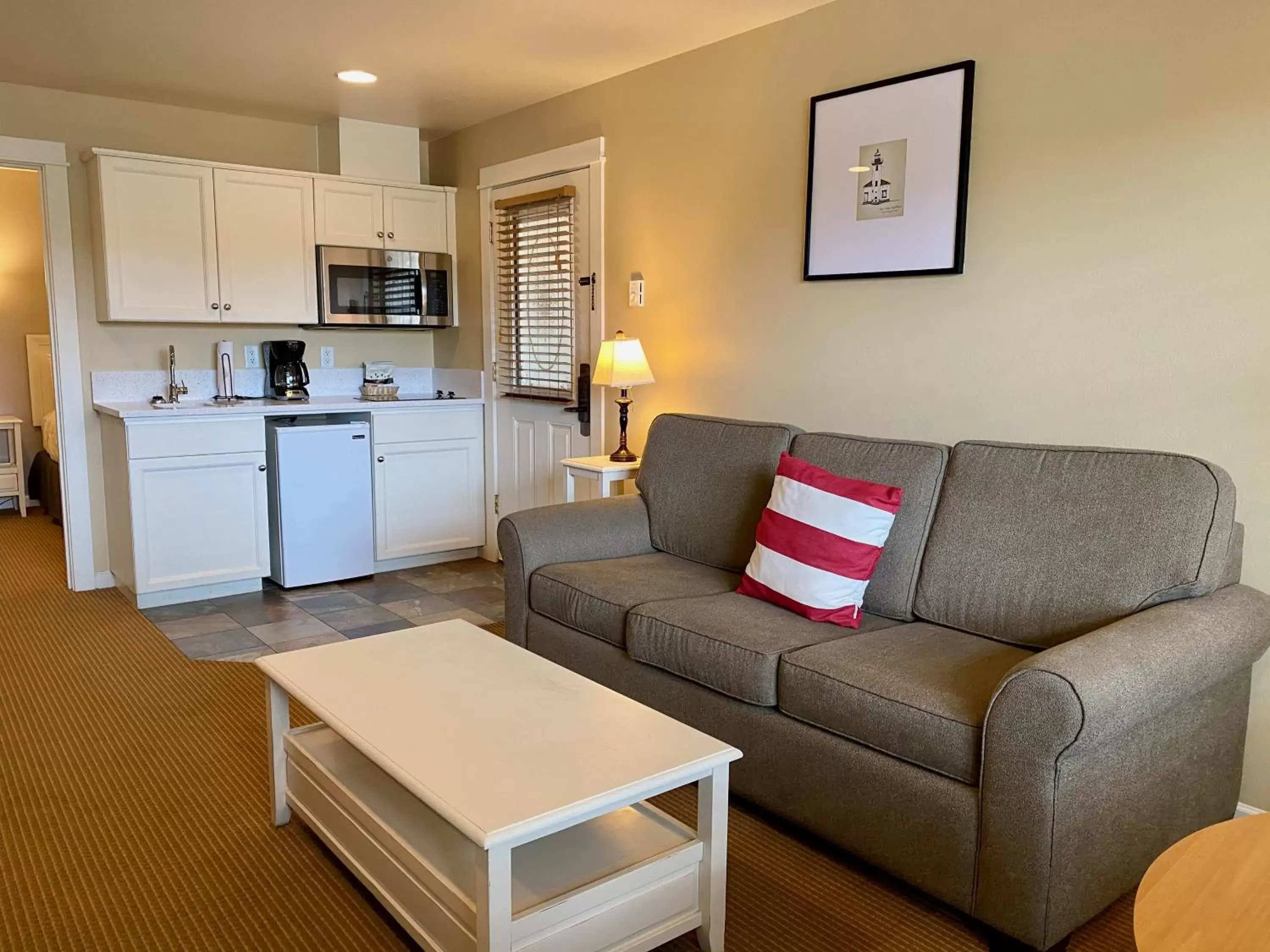 Kitchen or kitchenette, Seating Area in Lighthouse Inn