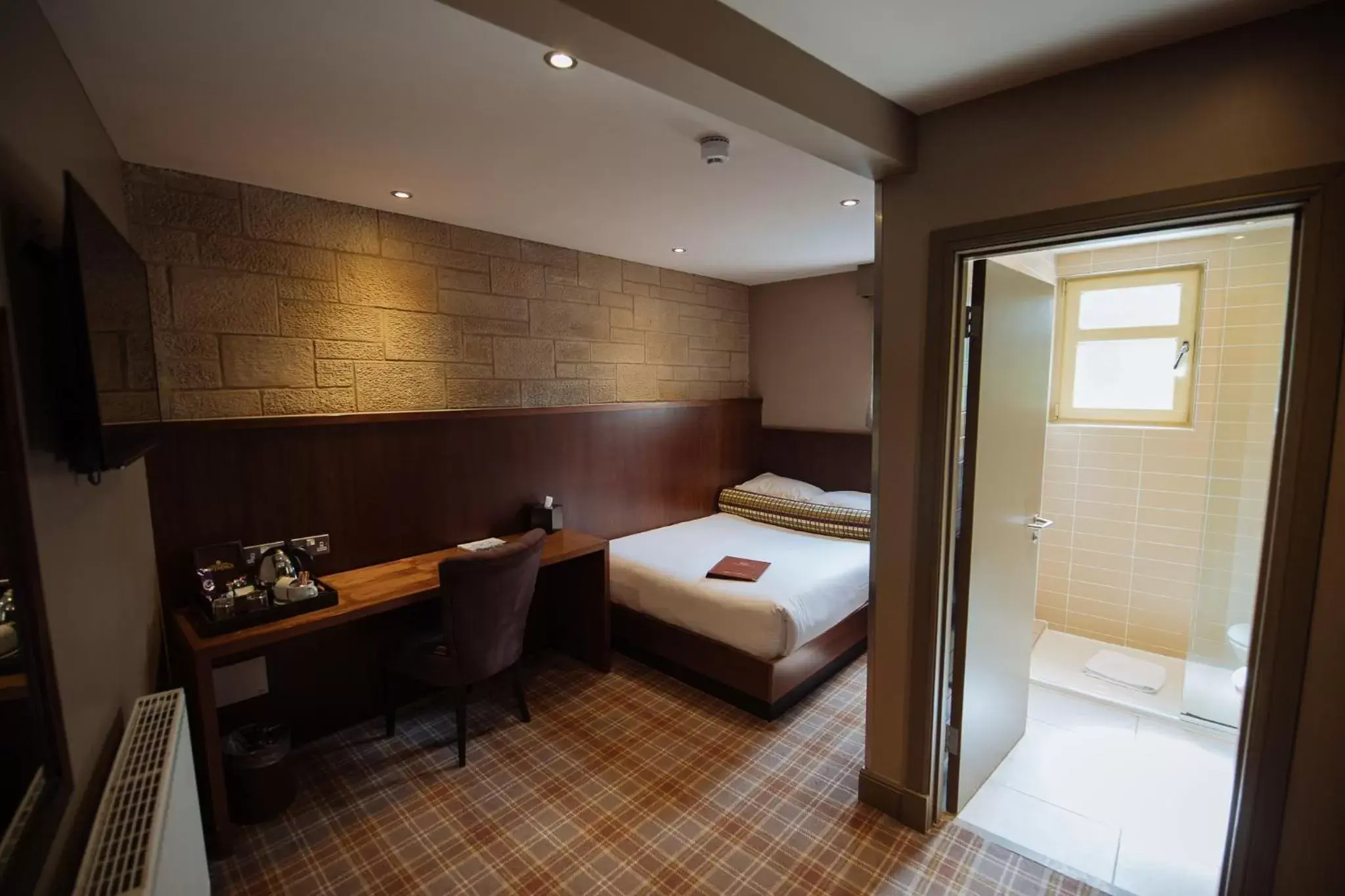 Bed, Bathroom in Lynnhurst Hotel