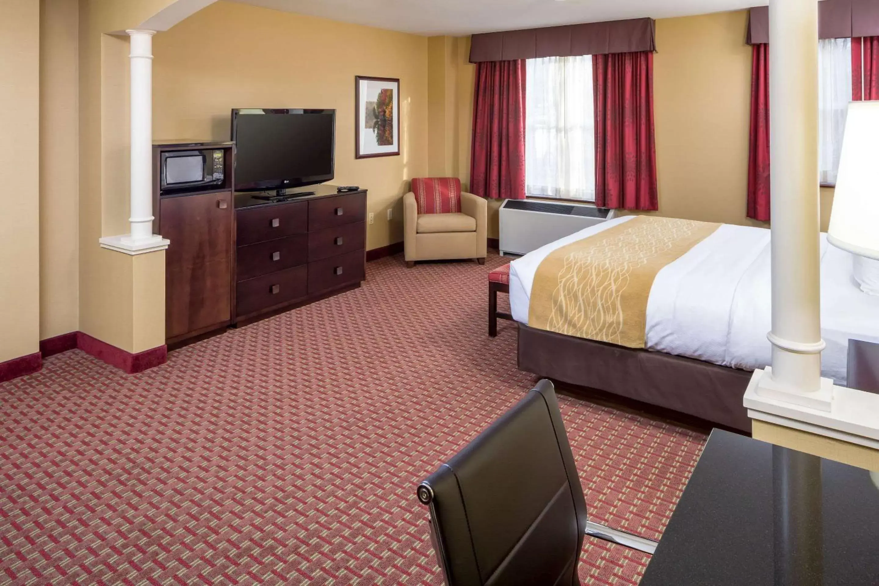 Photo of the whole room, TV/Entertainment Center in Comfort Inn & Suites Near Burke Mountain